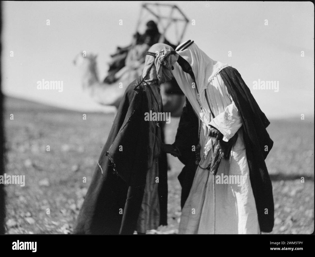 Beduinen leben in Trans-Jordan. Bedouin Gruß. Zwei Männer auf der Stirn zu berühren. Die üblichen Bedouin Anrede Stockfoto