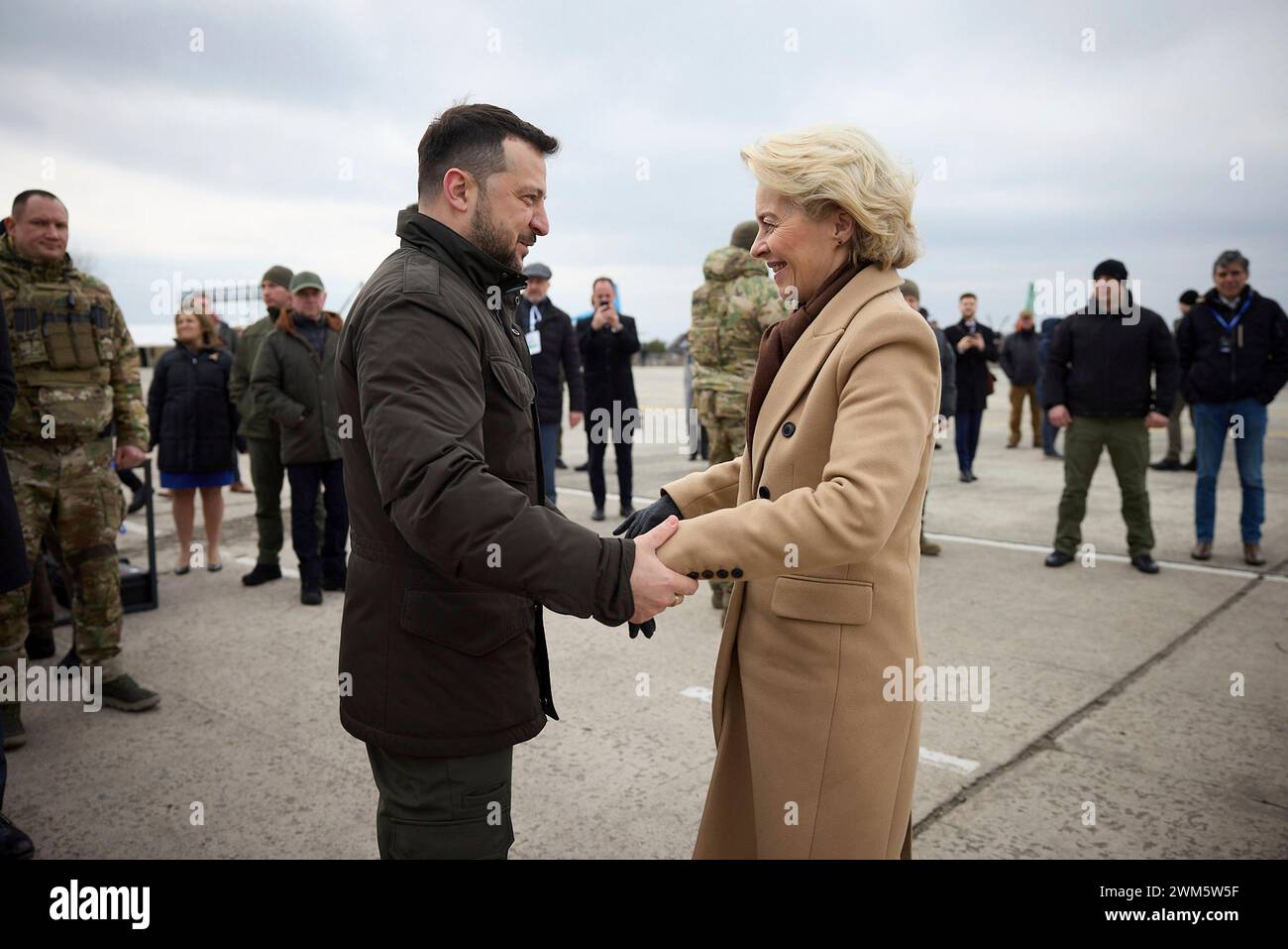 Kiew, Ukraine. Februar 2024. Der ukrainische Präsident Wolodymyr Zelenskyj, links, begrüßt die Präsidentin der Europäischen Kommission Ursula von der Leyen, rechts, bei der Ankunft zum 2. Jahrestag der russischen Invasion am Flughafen Hostomel am 24. Februar 2024 in Kiew, Ukraine. Quelle: Pool Photo/Ukrainische Präsidentenpresse/Alamy Live News Stockfoto