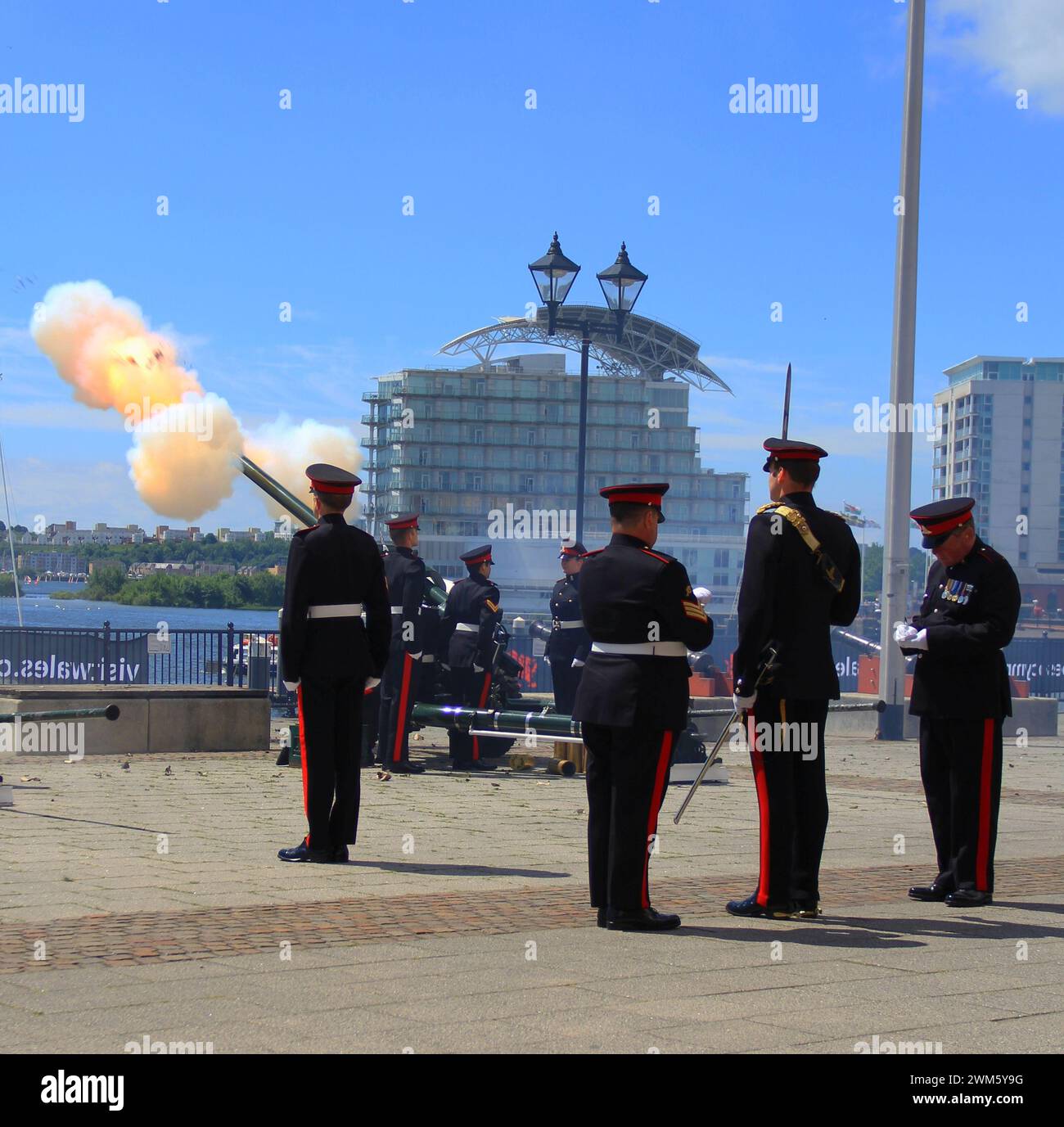 Zeremonielle 21 Gun Salutes, die von den Waliser Borderers, 104 Regiment, der Royal Artillery, der British Army, in Cardiff Bay, Wales, Großbritannien Stockfoto