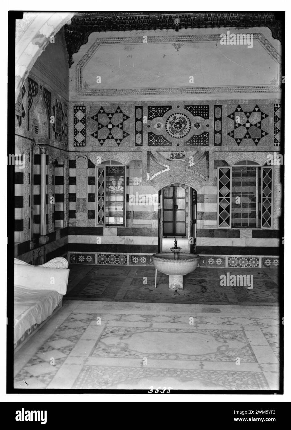 Beit Ed-Din. Die shehab Palace (als nationales Denkmal statt). Brunnen in einem Sommer Salon (d. h., Salon) Stockfoto