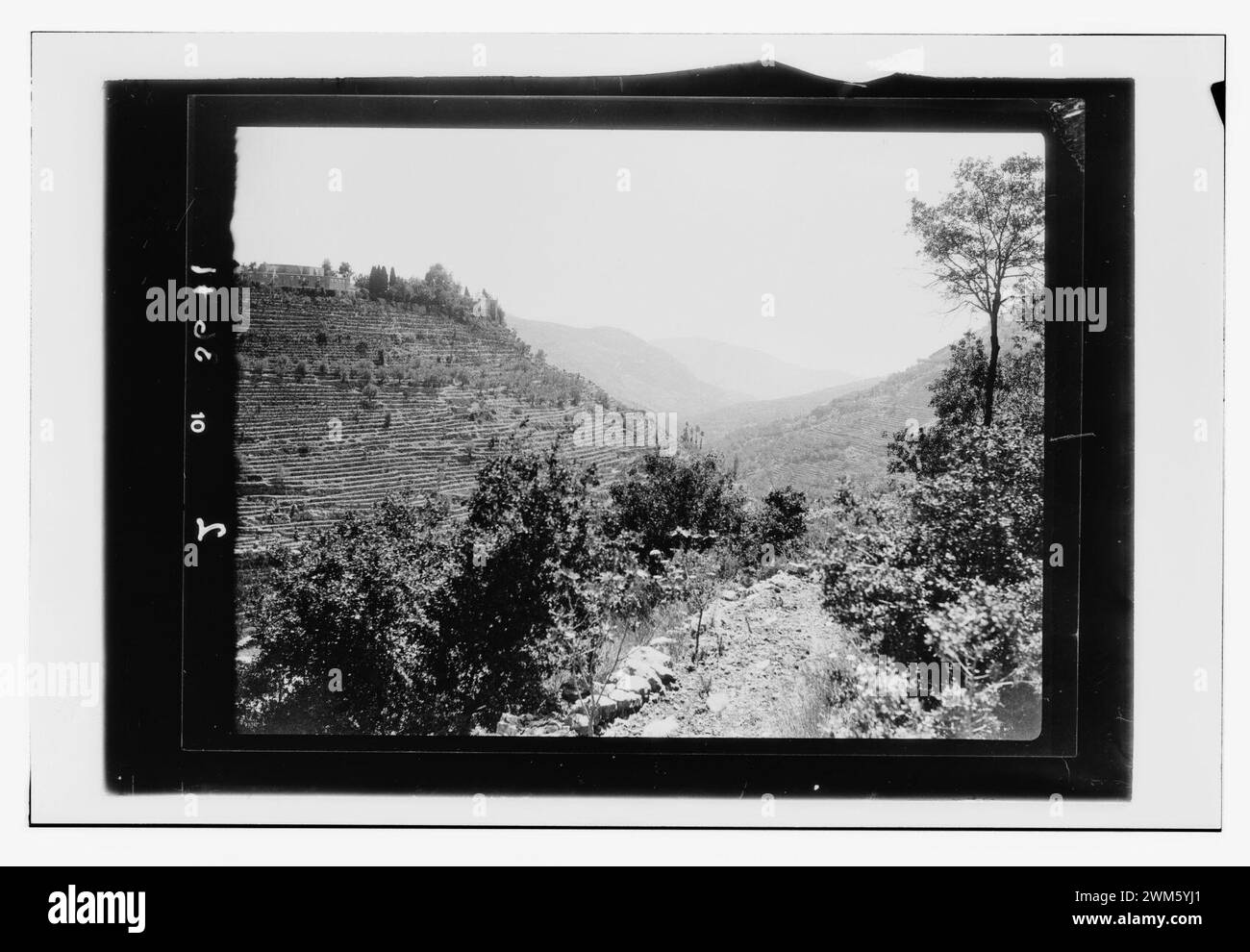 Beit ed-Din. Die shehab Palace (als nationales Denkmal statt). Libanon. Reihenhäuser und bewaldeten Tal. Aus Beit ed-Din Stockfoto