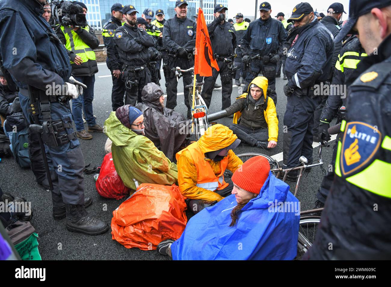 Amsterdam, Niederlande, 24. Februar 2024. Aktivisten der Extinction Rebellion blockierten die Autobahn A10 neben dem ehemaligen ING-Gebäude. In wenigen Stunden verhaftete die Polizei über hundert Menschen und räumte die Straße frei. Credit: Pmvfoto/Alamy Live News Stockfoto