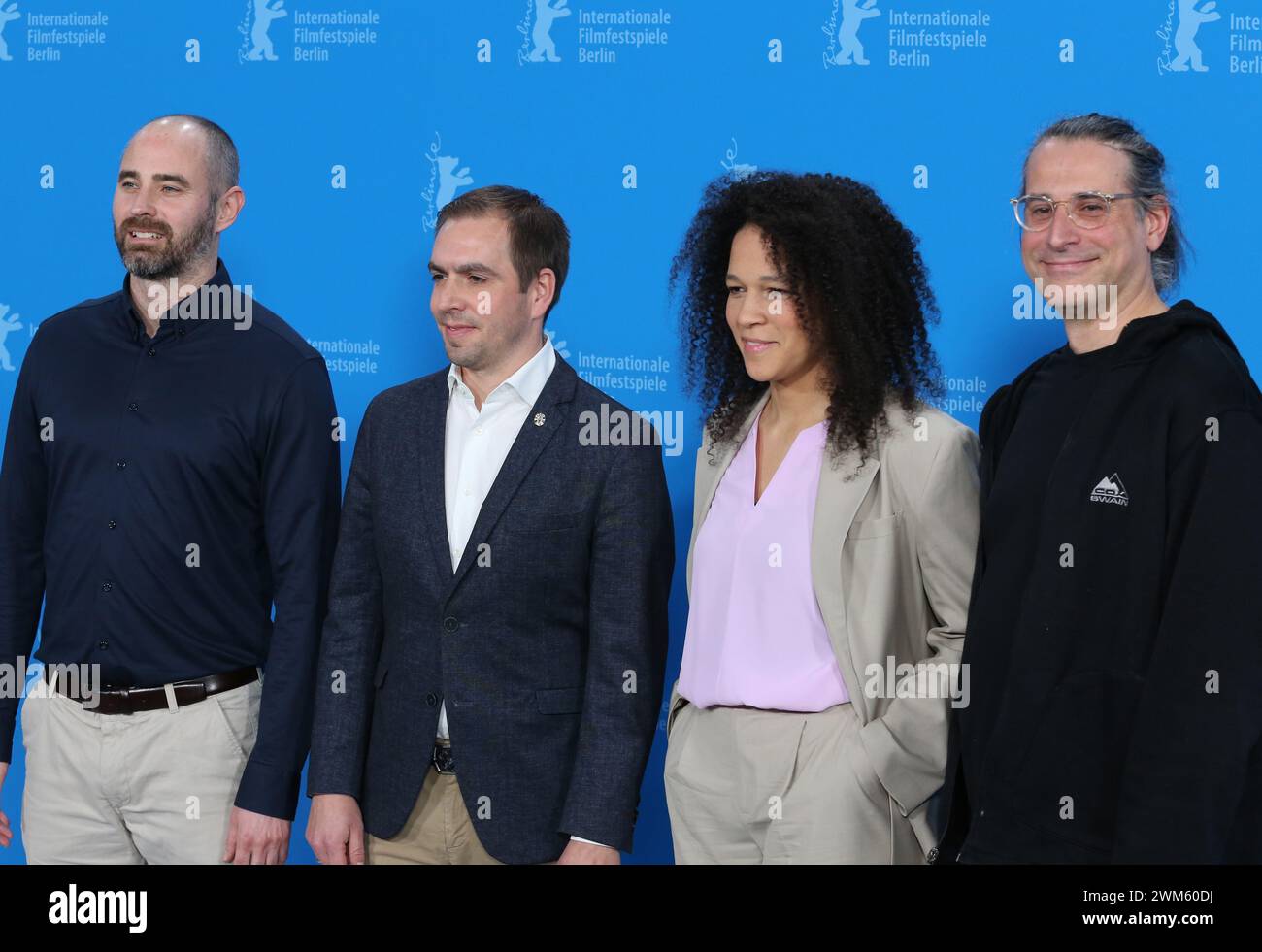 Berlin, 21. Februar 2024, Tim Frohwein, Philipp lahm, Celia Šašić und Sadek Asseily beim Fotoaufruf für Elf Mal Morgen: Berlinale meets Fußball (Elf morgen: Berlinale meets Fußball) wurden auf dem 74. internationalen Filmfestival Berlinale elf Kurzdokumentationen über elf verschiedene Jugendfußballmannschaften in Auftrag gegeben. Foto: Doreen Kennedy / Alamy Live News. Stockfoto