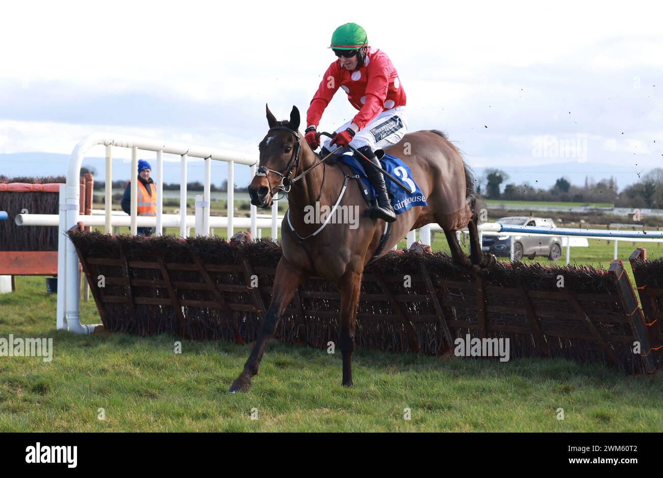 Jouster mit Keith Donoghue springt den letzten auf dem Weg zum Fairyhouse Bumper Bundle für die Hürde des Osterhandicap auf der Fairyhouse Racecourse in County Meath, Irland. Bilddatum: Samstag, 24. Februar 2024. Stockfoto