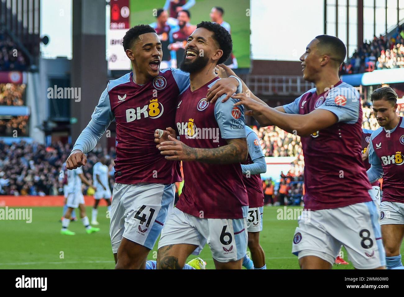 Aston Villa's Douglas Luiz, centre, celebrates after scoring his side's second goal during the English Premier League soccer match between Aston Villa and Nottingham Forest at the Villa Park stadium in Birmingham, England, Saturday, Feb. 24, 2024. (AP Photo/Rui Vieira) Stockfoto