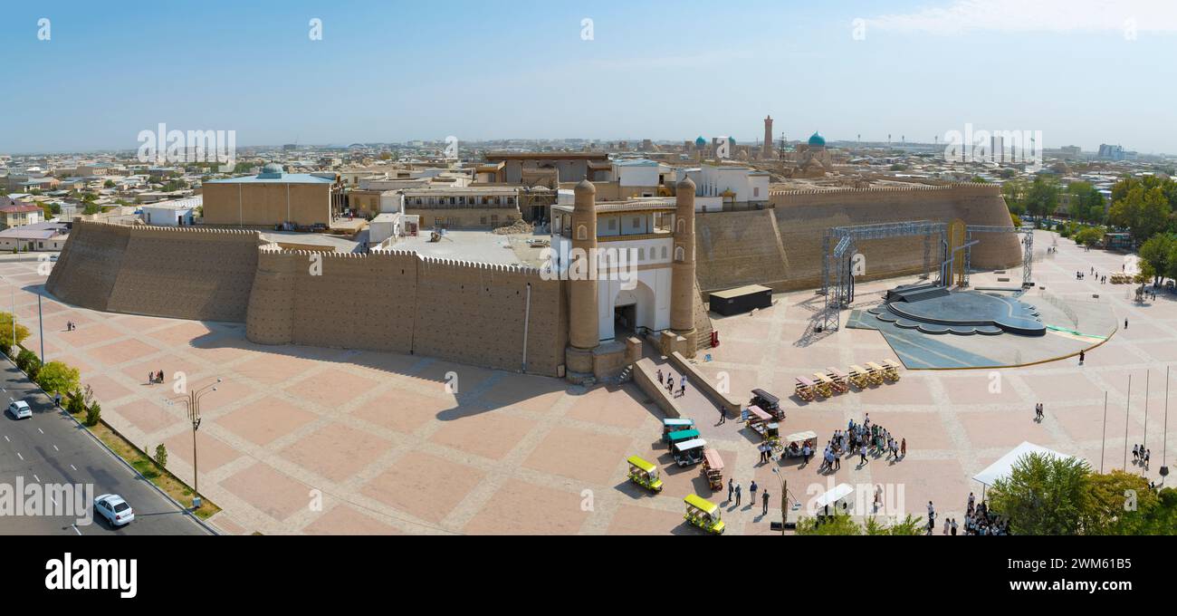 BUCHARA, USBEKISTAN - 09. SEPTEMBER 2022: Panorama der alten Arche-Festung an einem sonnigen Septembertag Stockfoto