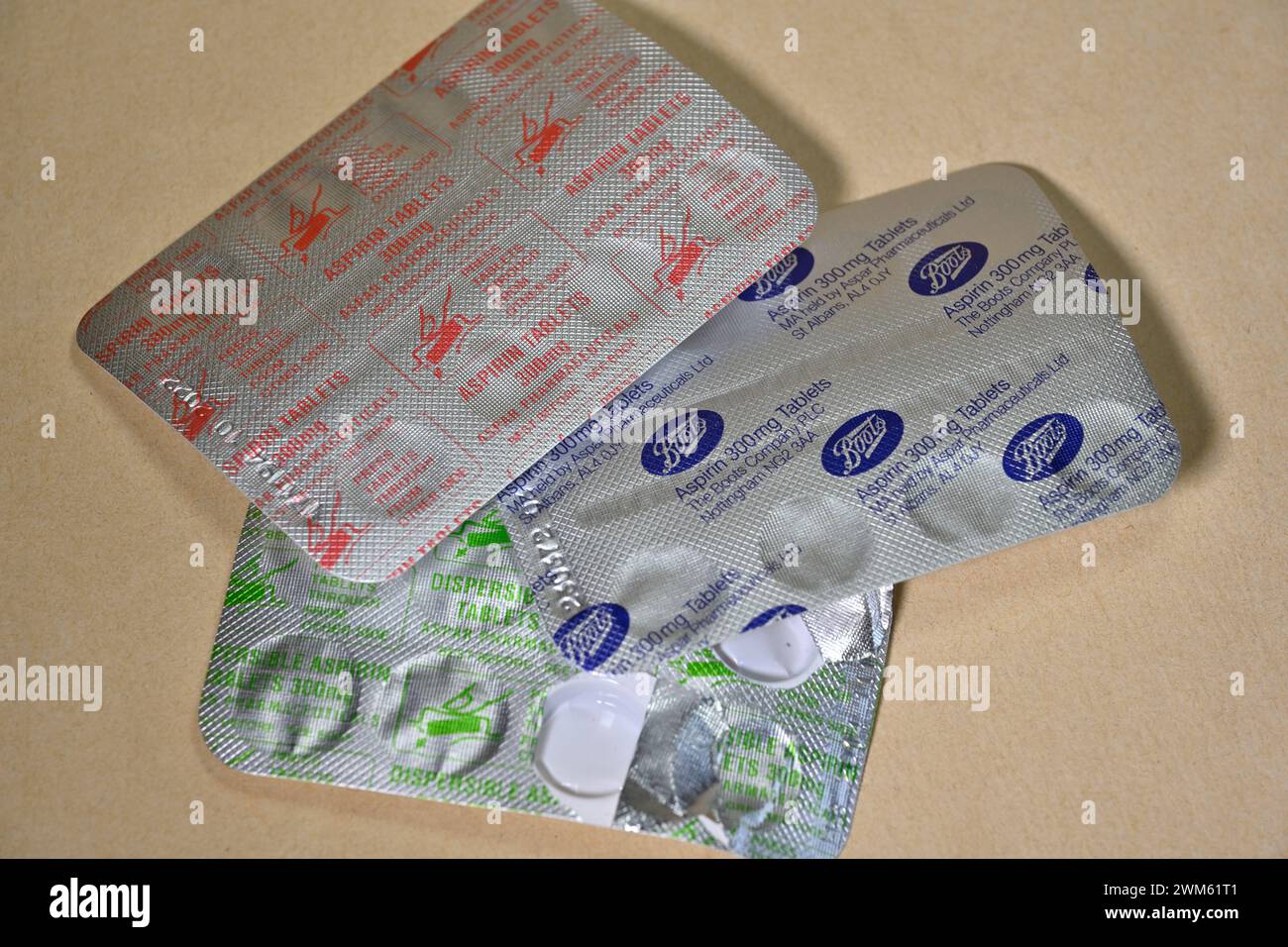 Aspirin-Tabletten, Pillen, einzeln verpackt in Folienverpackungen, die nicht recycelt werden können und die Kosten erhöhen Stockfoto