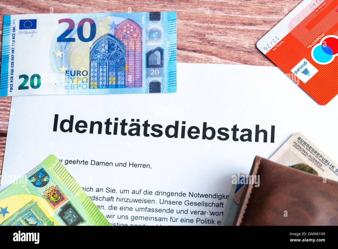 Augsburg, Bayern, Deutschland - 24. Februar 2024: Identitätsdiebstahl, Symbolbild Geld mit EC-Karte und Personalausweis *** Identitätsdiebstahl, Symbolbild Geld mit EC-Karte und Personalausweis Stockfoto