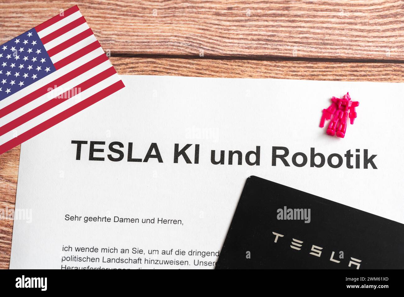 Augsburg, Bayern, Deutschland - 24. Februar 2024: Dokument mit Inschrift Tesla AI und Robotics neben USA Flagge und Tesla Karte. FOTOMONTAGE *** Dokument mit Aufschrift Tesla KI und Robotik neben USA Flagge und Tesla Karte. FOTOMONTAGE Stockfoto