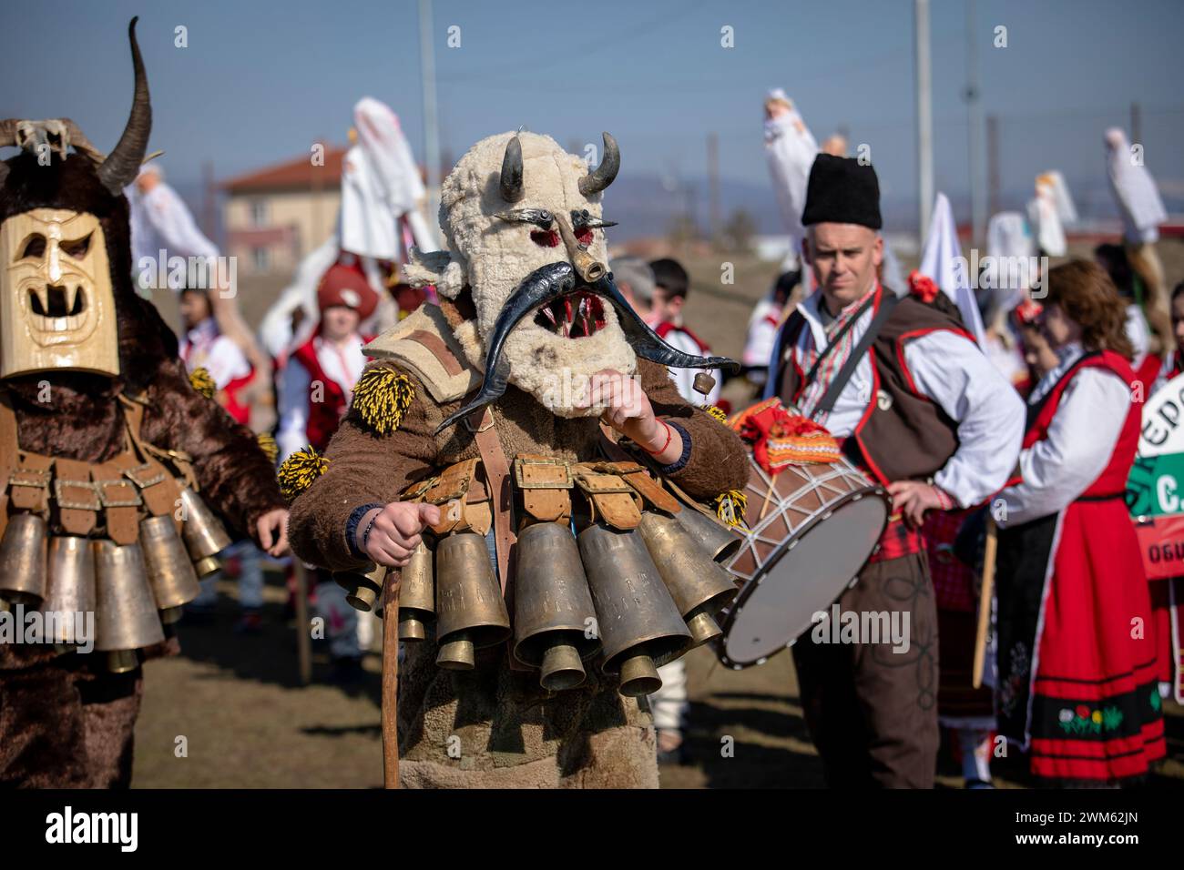 Elin Pelin, Bulgarien - 17. Februar 2024: Achte Ausgabe des Maskerade Festivals in Elin Pelin Bulgarien. Männer in Kukerkostüm mit Kupferglocken Stockfoto