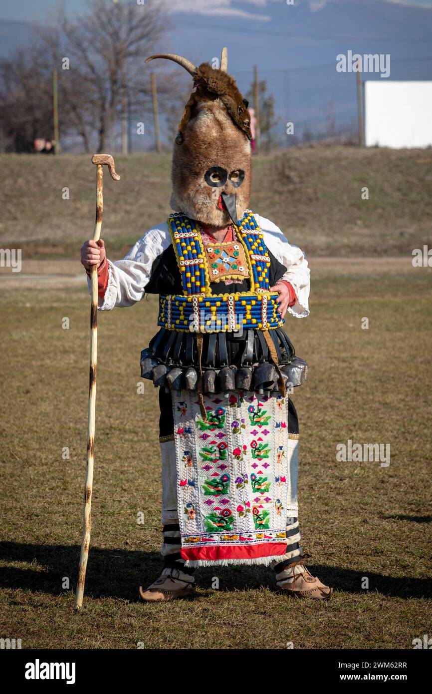Elin Pelin, Bulgarien - 17. Februar 2024: Achte Ausgabe des Maskerade Festivals in Elin Pelin Bulgarien. Männer in Kukerkostüm mit Kupferglocken Stockfoto