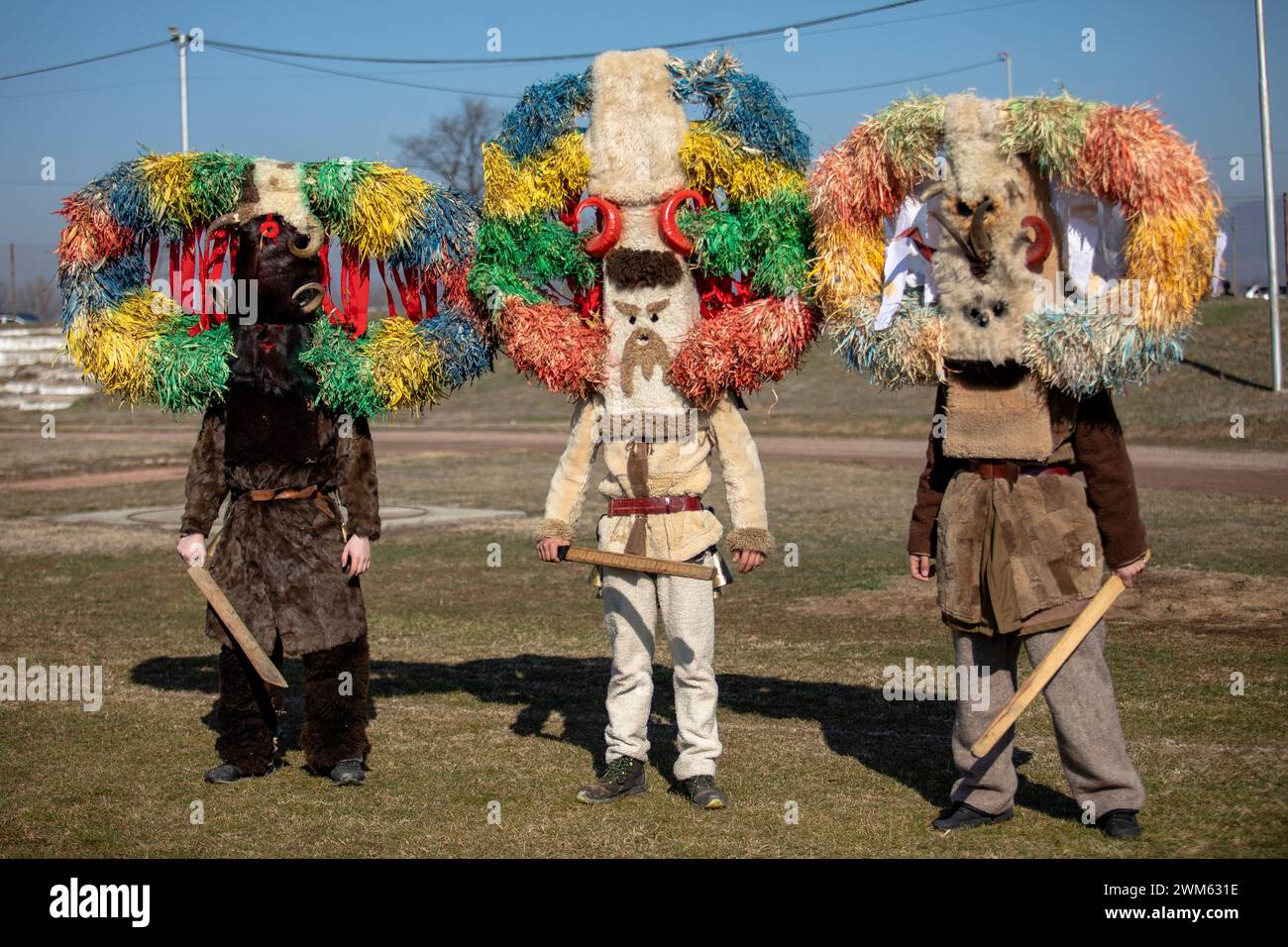 Elin Pelin, Bulgarien - 17. Februar 2024: Achte Ausgabe des Maskerade Festivals in Elin Pelin Bulgarien. Männer in Kukerkostüm mit Kupferglocken Stockfoto