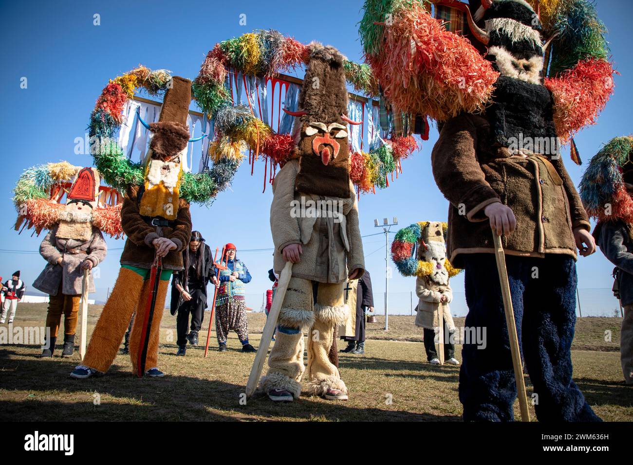 Elin Pelin, Bulgarien - 17. Februar 2024: Achte Ausgabe des Maskerade Festivals in Elin Pelin Bulgarien. Männer in Kukerkostüm mit Kupferglocken Stockfoto