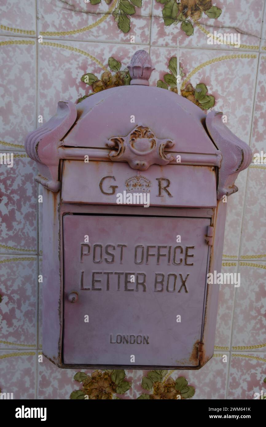 Une boite aux lettres ancienne à Faro, Portugal Stockfoto
