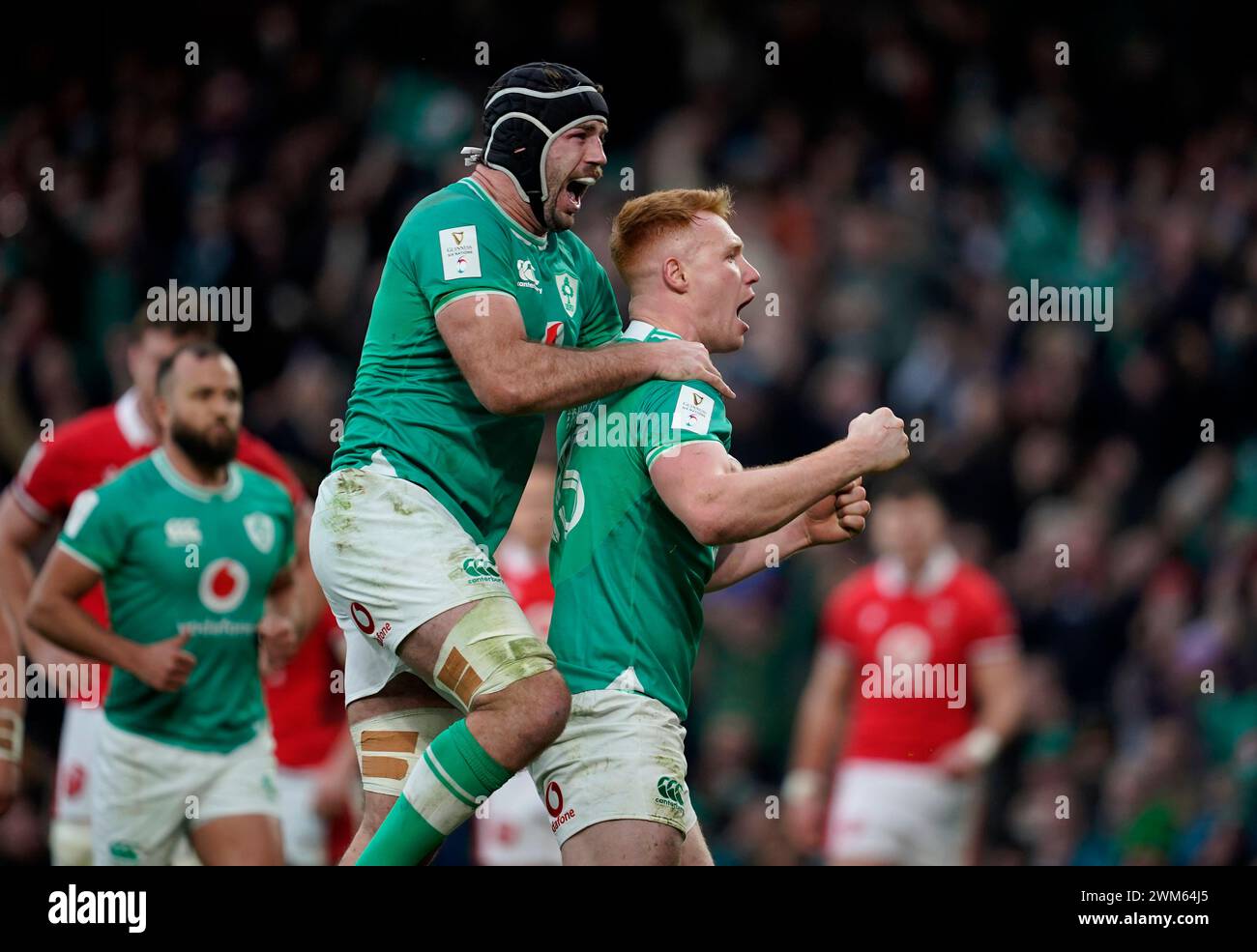 Der irische Ciaran Frawley (rechts) feiert mit Caelan Doris, nachdem er ... Der irische Ciaran Frawley (rechts) feiert mit Caelan Doris, nachdem er ...