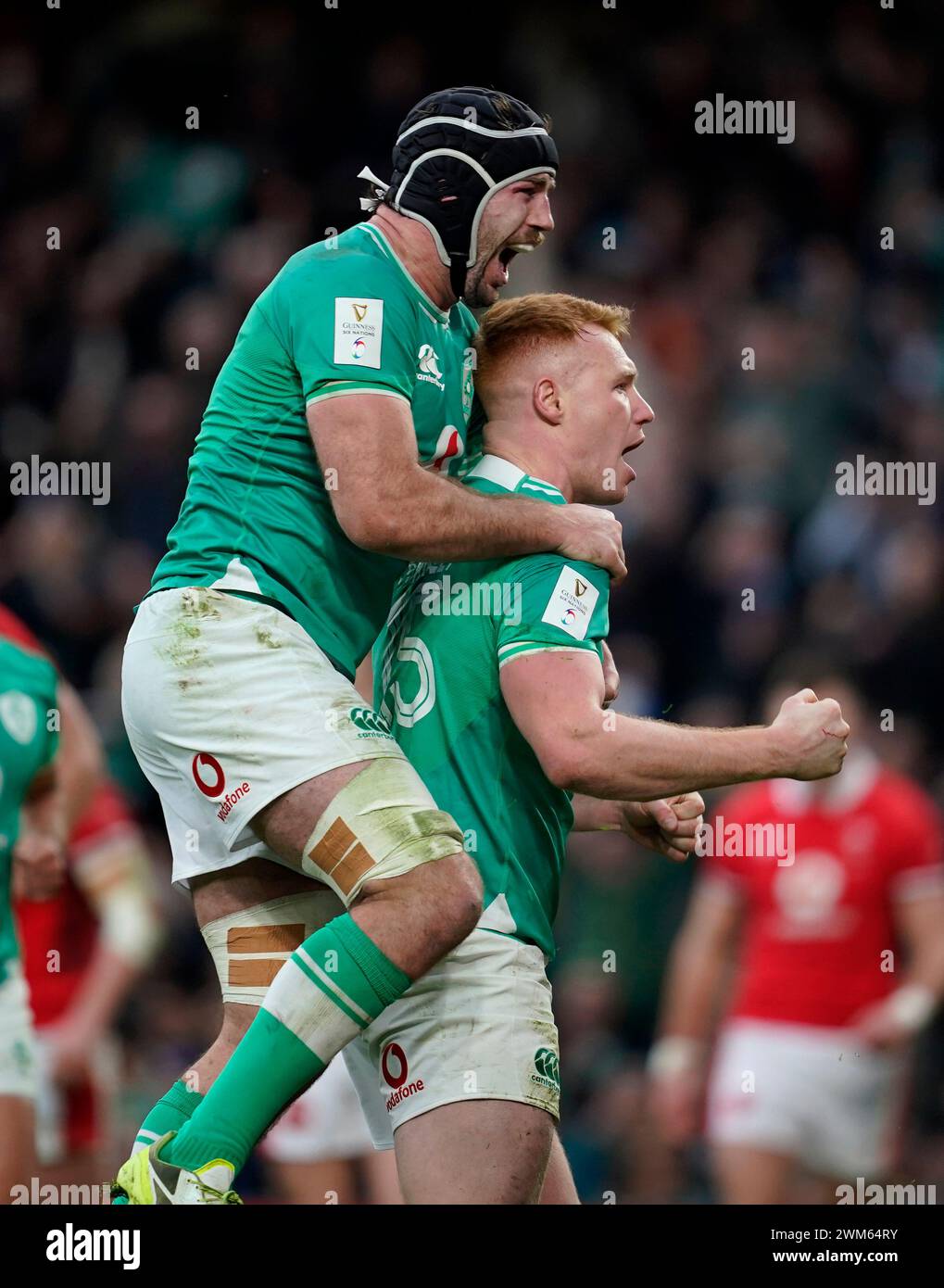 Der irische Ciaran Frawley (rechts) feiert mit Caelan Doris, nachdem er ... Der irische Ciaran Frawley (rechts) feiert mit Caelan Doris, nachdem er ...