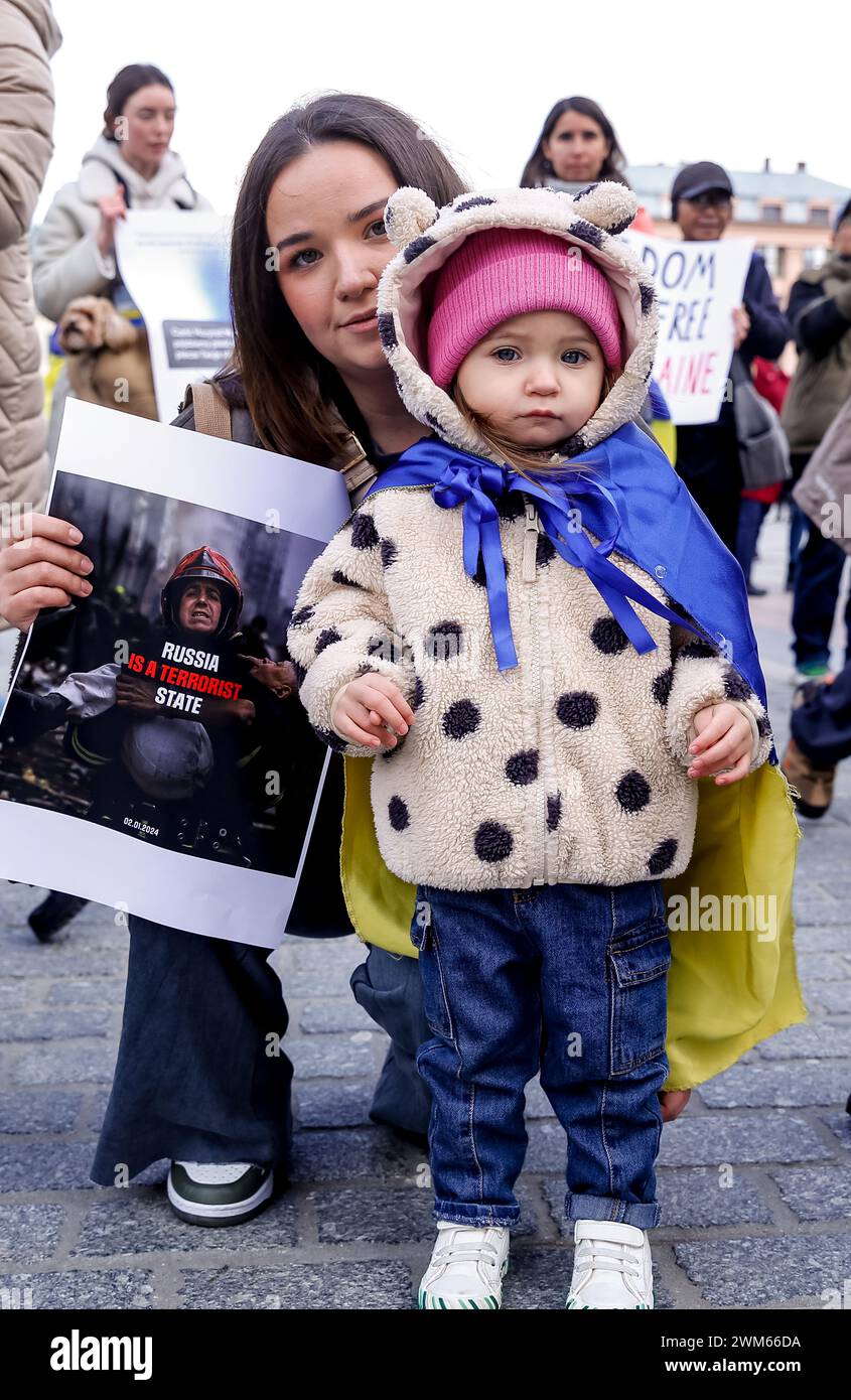 Krakau, Polen, 24. Februar 2024. Die ukrainische Familie posiert, als sie am zweiten Jahrestag der Invasion der russischen Armee auf der Ukraine auf dem Alten Marktplatz in der Altstadt von Krakau an einem marsch der Unterstützung und der union teilnimmt. Der marsch zielt darauf ab, die Einheit des ukrainischen polnischen Volkes zu demonstrieren und die Unterstützung der russischen und weißrussischen Opposition gegenüber dem ukrainischen Kampf zu zeigen. Quelle: Dominika Zarzycka/Alamy Live News Stockfoto