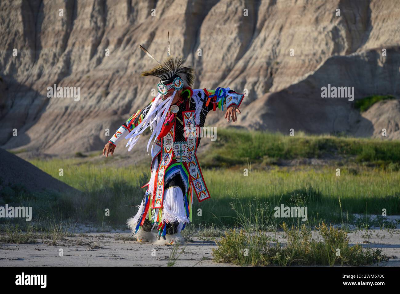 Buck Spotted Tail (Sicangu Lakota Oyate) führt seinen Grass Dance auf; Badlands National Park, South Dakota. Stockfoto