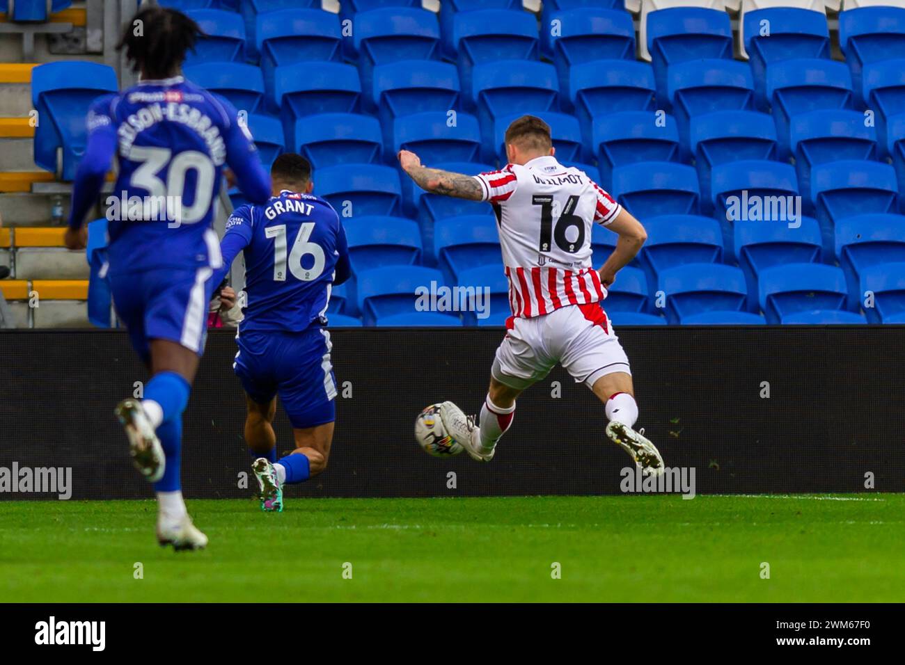 Cardiff, Großbritannien. Februar 2024. Karlan Grant von Cardiff City (16) erzielt sein zweites Tor während des EFL Skybet-Meisterschaftsspiels Cardiff City gegen Stoke City am Samstag, den 24. Februar 2024, im Cardiff City Stadium in Cardiff, Wales. Dieses Bild darf nur für redaktionelle Zwecke verwendet werden. Nur redaktionelle Verwendung, Bild nach Credit: Andrew Orchard Sportfotografie/Alamy Live News Stockfoto