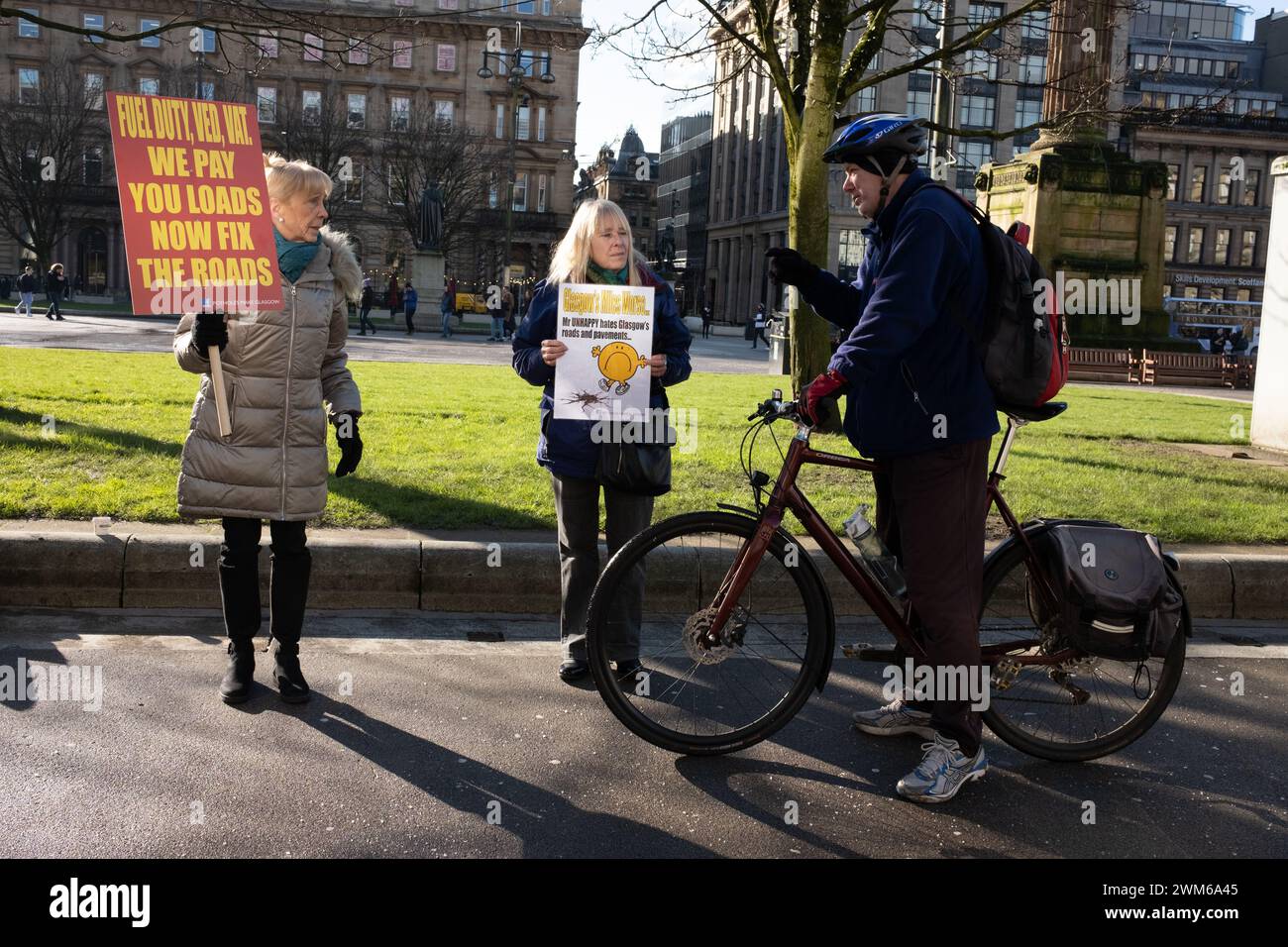 Glasgow, Großbritannien, 24. Februar 2024. ÔPotholes Make GlasgowÕ Demonstration, organisiert über eine Facebook-Gruppe und ein Stück über den Slogan ÔPeople make GlasgowÕ, gegen den grausamen Zustand und Zustand der Straßen in Glasgow, Schottland, am 24. Februar 2024. Foto von Jeremy Sutton-Hibbert/Alamy Live News. Stockfoto