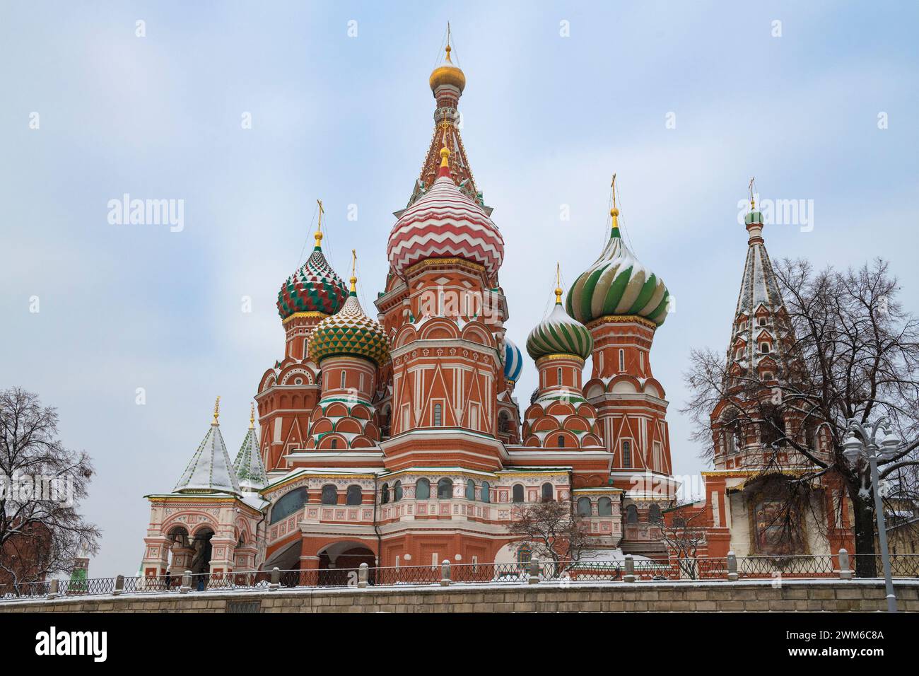 Alte Kathedrale der Fürsprache der Heiligen Jungfrau Maria (Basilius-Kathedrale) an einem bewölkten Januartag. Moskau, Russland Stockfoto