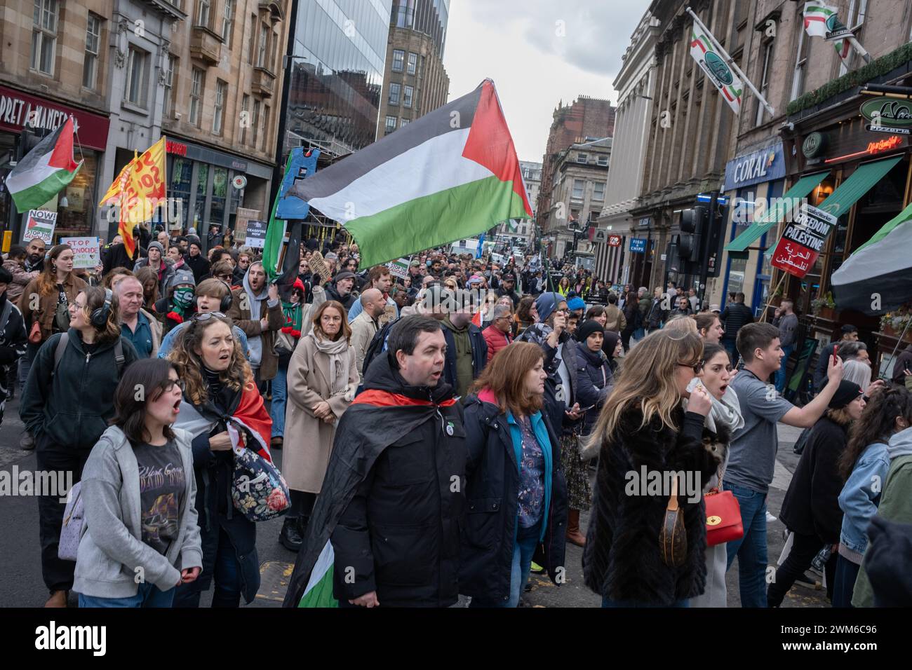 Glasgow, Großbritannien, 24. Februar 2024. Pro-Palästina marschiert am 24. Februar 2024 in Glasgow, Schottland, durch die Straßen der Stadt und demonstriert gegen den israelischen Krieg und den Völkermord an den Palästinensern. Foto: Jeremy Sutton-Hibbert/Alamy Live News. Stockfoto