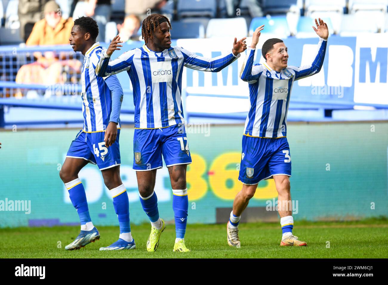 Sheffield, Großbritannien. Februar 2024. Sheffield Wednesday Stürmer Ike Ugbo (12) erzielt ein TOR 2-1 und feiert mit Sheffield Wednesday Mittelfeldspieler Ian Poveda (36) während des Sheffield Wednesday FC gegen Bristol City FC SKY Bet EFL Championship Match im Hillsborough Stadium, Sheffield, Vereinigtes Königreich am 24. Februar 2024 Credit: Every Second Media/Alamy Live News Stockfoto