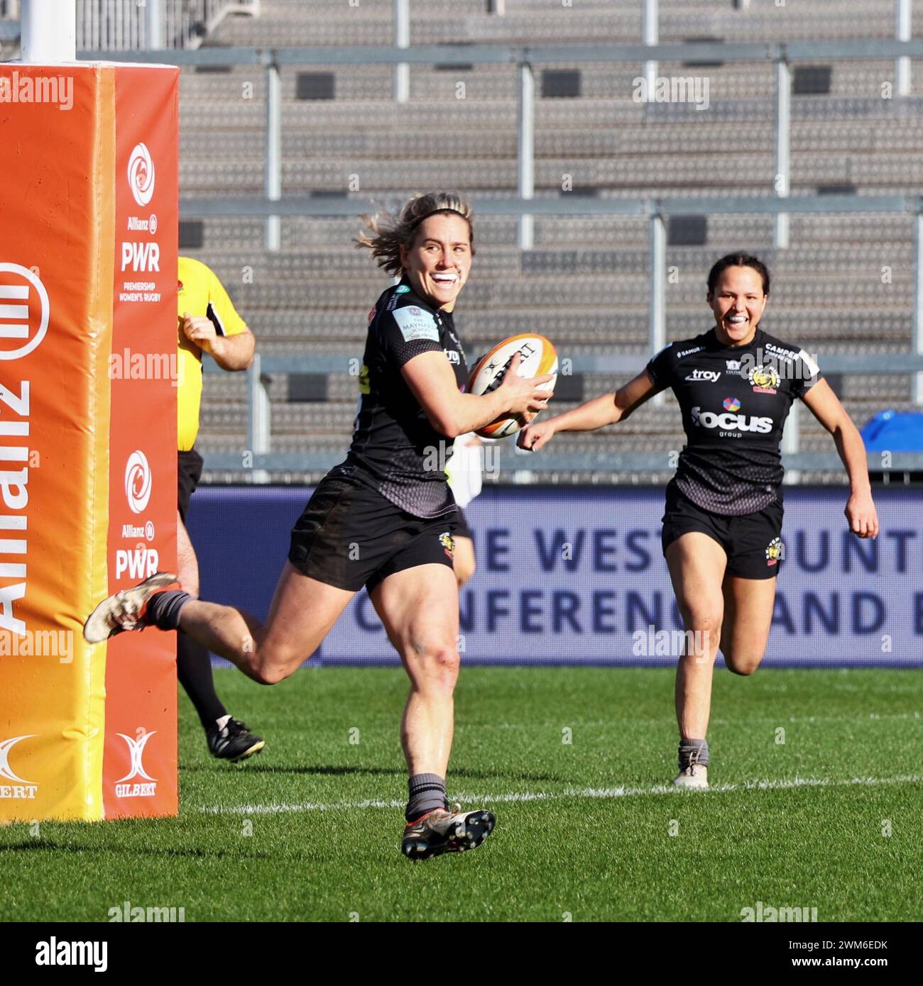 Exeter, Devon, Großbritannien. Februar 2024. Allianz Premiership Women's Rugby: Exeter Chiefs gegen Harlequins im Sandy Park, Exeter, Devon, Großbritannien. Im Bild: Claudia MacDonald rennt durch, um Chiefs Second Try Credit: Nidpor/Alamy Live News zu gewinnen Stockfoto