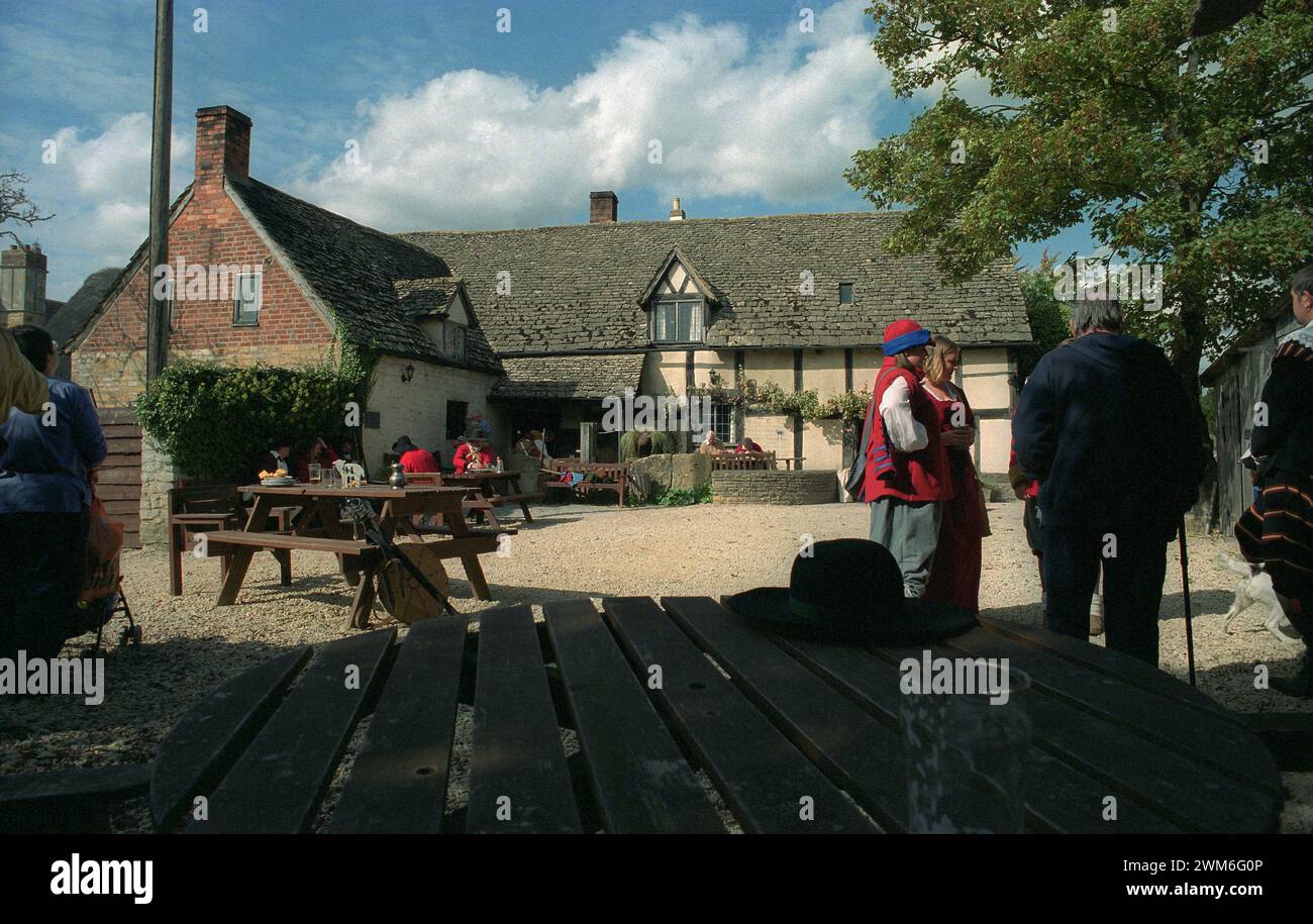 Das Fleece Inn, Bretforton, Worcestershire, befindet sich an einem Tag im September, an dem die Sealed Knot Society eine Nachstellung des 17. Englischen Bürgerkriegs gab Stockfoto