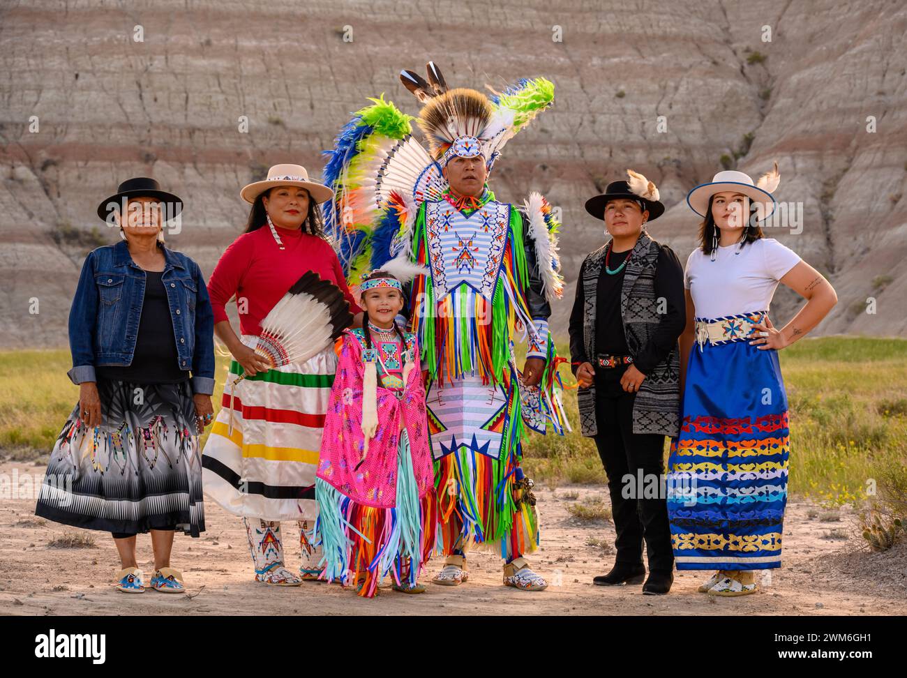 Mitglieder der Sicangu Lakota Oyate Nation im Badlands National Park, South Dakota. Von links nach rechts: Marian Sorace, ihre Tochter Jess Spotted Tail, Lett Stockfoto