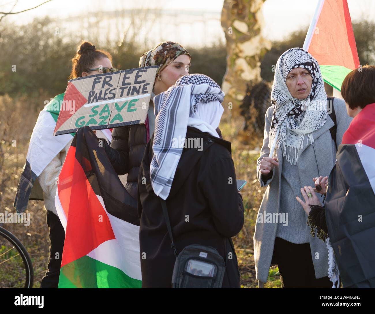 Bristol, Großbritannien, 24. Februar 2024. Aktivisten von Palestine Action haben vor der britischen Waffenfabrik Elbit Systems in Bristol eine friedliche Versammlung abgehalten, um gegen die Herstellung von Waffen zu protestieren, die im Konflikt in Gaza verwendet werden, und die britische Regierung unterstützt den Krieg. Das israelische Werk dient als Forschungs-, Entwicklungs- und Herstellungszentrum für Waffen und Technologie, die das Unternehmen den britischen Streitkräften und anderen NATO-Kunden zur Verfügung stellt. BridgetCatterall/AlamyLiveNews Stockfoto