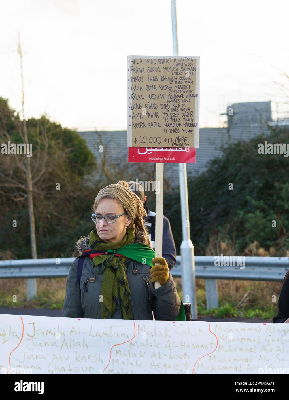 Bristol, Großbritannien, 24. Februar 2024. Aktivisten von Palestine Action haben vor der britischen Waffenfabrik Elbit Systems in Bristol eine friedliche Versammlung abgehalten, um gegen die Herstellung von Waffen zu protestieren, die im Konflikt in Gaza verwendet werden, und die britische Regierung unterstützt den Krieg. Das israelische Werk dient als Forschungs-, Entwicklungs- und Herstellungszentrum für Waffen und Technologie, die das Unternehmen den britischen Streitkräften und anderen NATO-Kunden zur Verfügung stellt. BridgetCatterall/AlamyLiveNews Stockfoto