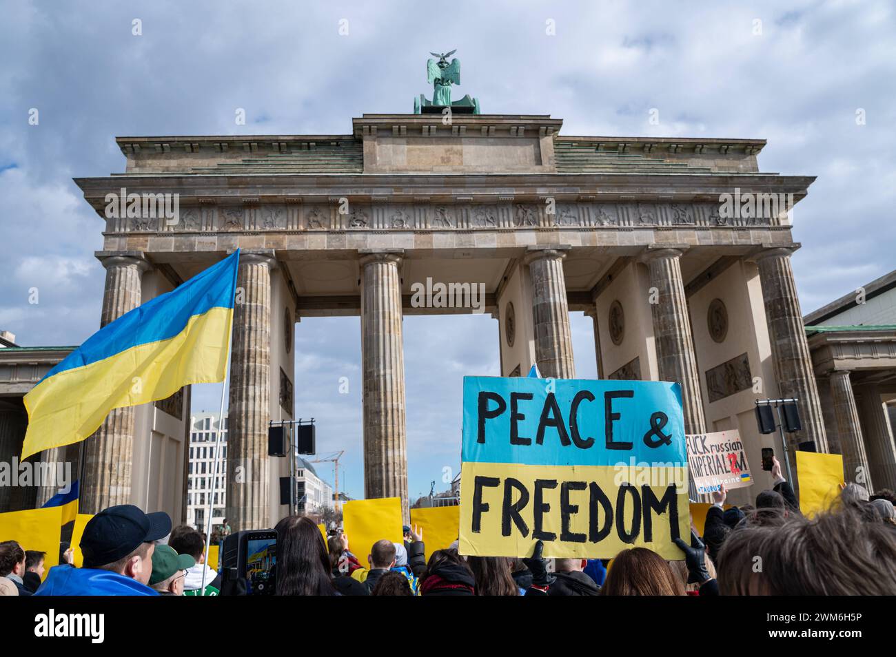 24.02.2024, Berlin, Deutschland, Europa - circa 2000 Menschen nehmen an einer friedlichen pro-ukrainischen Protestkundgebung zum zweiten Jahrestag des russischen Angriffs auf die Ukraine auf dem Platz des 18. Maerz vor dem Brandenburger Tor Teil. Die Demonstration und Solidaritaetsbekundung unter dem Motto Full Scale Freedom richtet sich gegen den andauernden Krieg in der Ukraine und gegen den russischen Praesidenten Putin. *** 24 02 2024, Berlin, Deutschland, Europa rund 2000 Menschen nehmen an einer friedlichen pro-ukrainischen Protestkundgebung zum zweiten Jahrestag des russischen Angriffs auf die Ukraine Teil Stockfoto