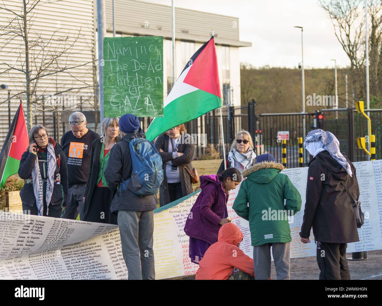 Bristol, Großbritannien, 24. Februar 2024. Aktivisten von Palestine Action haben vor der britischen Waffenfabrik Elbit Systems in Bristol eine friedliche Versammlung abgehalten, um gegen die Herstellung von Waffen zu protestieren, die im Konflikt in Gaza verwendet werden, und die britische Regierung unterstützt den Krieg. Das israelische Werk dient als Forschungs-, Entwicklungs- und Herstellungszentrum für Waffen und Technologie, die das Unternehmen den britischen Streitkräften und anderen NATO-Kunden zur Verfügung stellt. BridgetCatterall/AlamtLiveNews Stockfoto