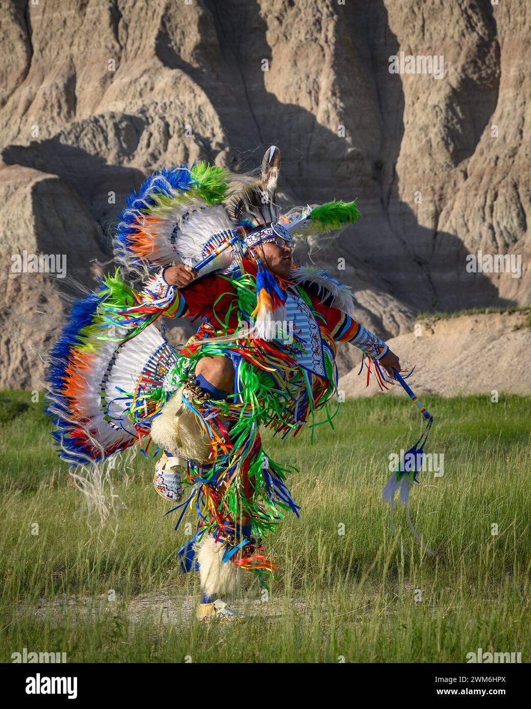 Geremiah Holy Bull spielt einen Tanz im Badlands National Park, South Dakota. Stockfoto