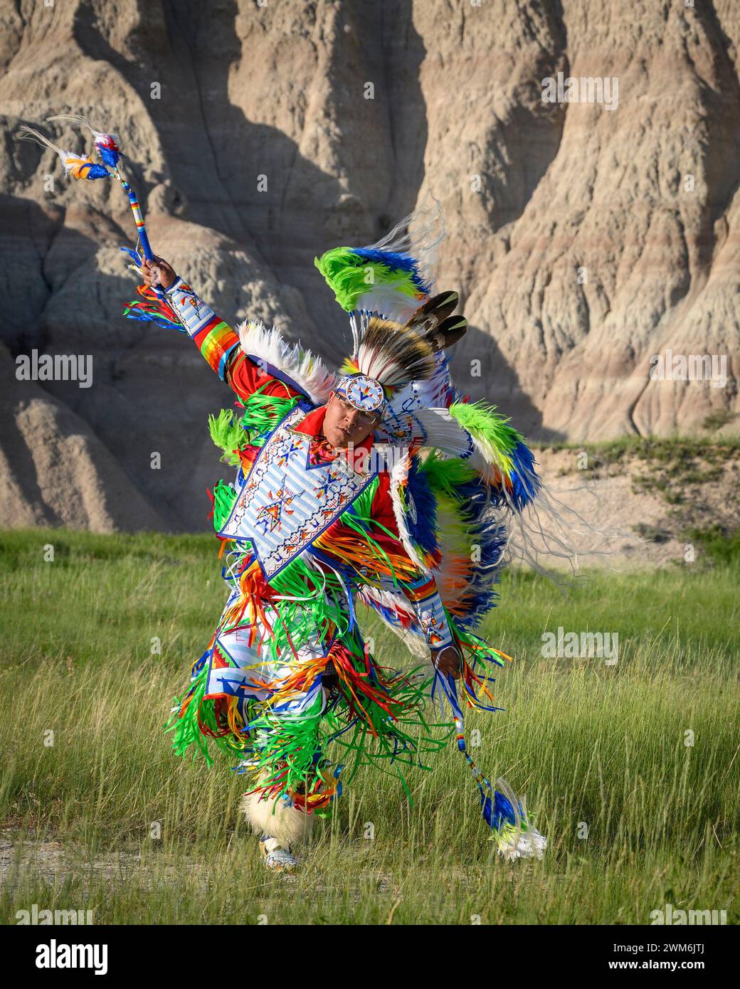 Geremiah Holy Bull spielt einen Tanz im Badlands National Park, South Dakota. Stockfoto