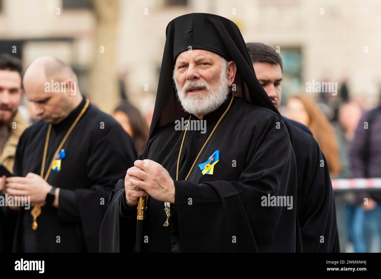 London, Großbritannien. 24. Februar 2024. C) Reverend Kenneth Nowakowski, der Eparchialbischof der Ukrainischen Katholischen Eparchie der Heiligen Familie von London, schließt sich den Menschen an einer Kundgebung und Mahnwache auf dem Trafalgar-Platz in Solidarität mit den Bürgern der Ukraine am zweiten Jahrestag des Beginns der russischen Invasion in der Ukraine an. Ähnliche Veranstaltungen zum zweiten Jahrestag finden in anderen Städten des Vereinigten Königreichs statt. Quelle: Stephen Chung / Alamy Live News Stockfoto