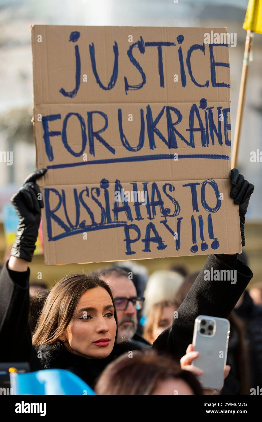 London, Großbritannien. 24. Februar 2024. Eine Frau bei einer Kundgebung und Mahnwache auf dem Trafalgar-Platz in Solidarität mit den ukrainischen Bürgern am zweiten Jahrestag des Beginns der russischen Invasion in die Ukraine. Ähnliche Veranstaltungen zum zweiten Jahrestag finden in anderen Städten des Vereinigten Königreichs statt. Quelle: Stephen Chung / Alamy Live News Stockfoto