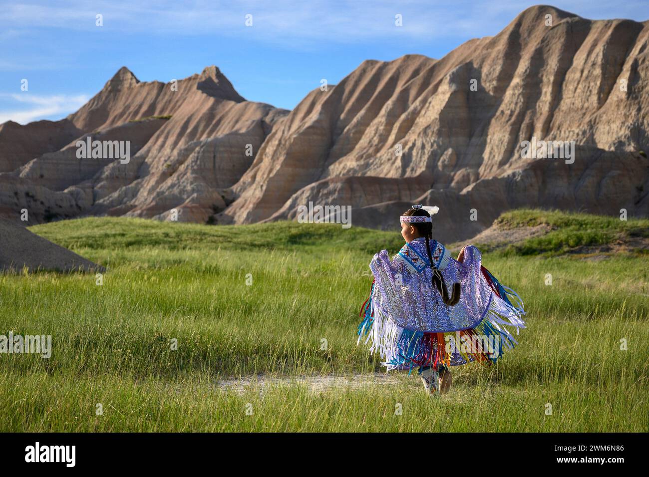 Letty Holy Bull aus dem Rosebud Sioux Indian Reservation spielt einen Schal Tanz im Badlands National Park, South Dakota Stockfoto