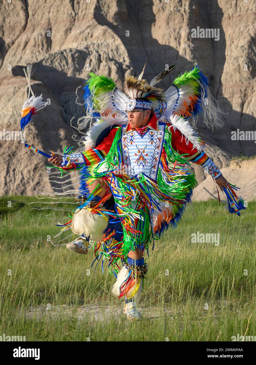 Geremiah Holy Bull spielt einen Tanz im Badlands National Park, South Dakota. Stockfoto