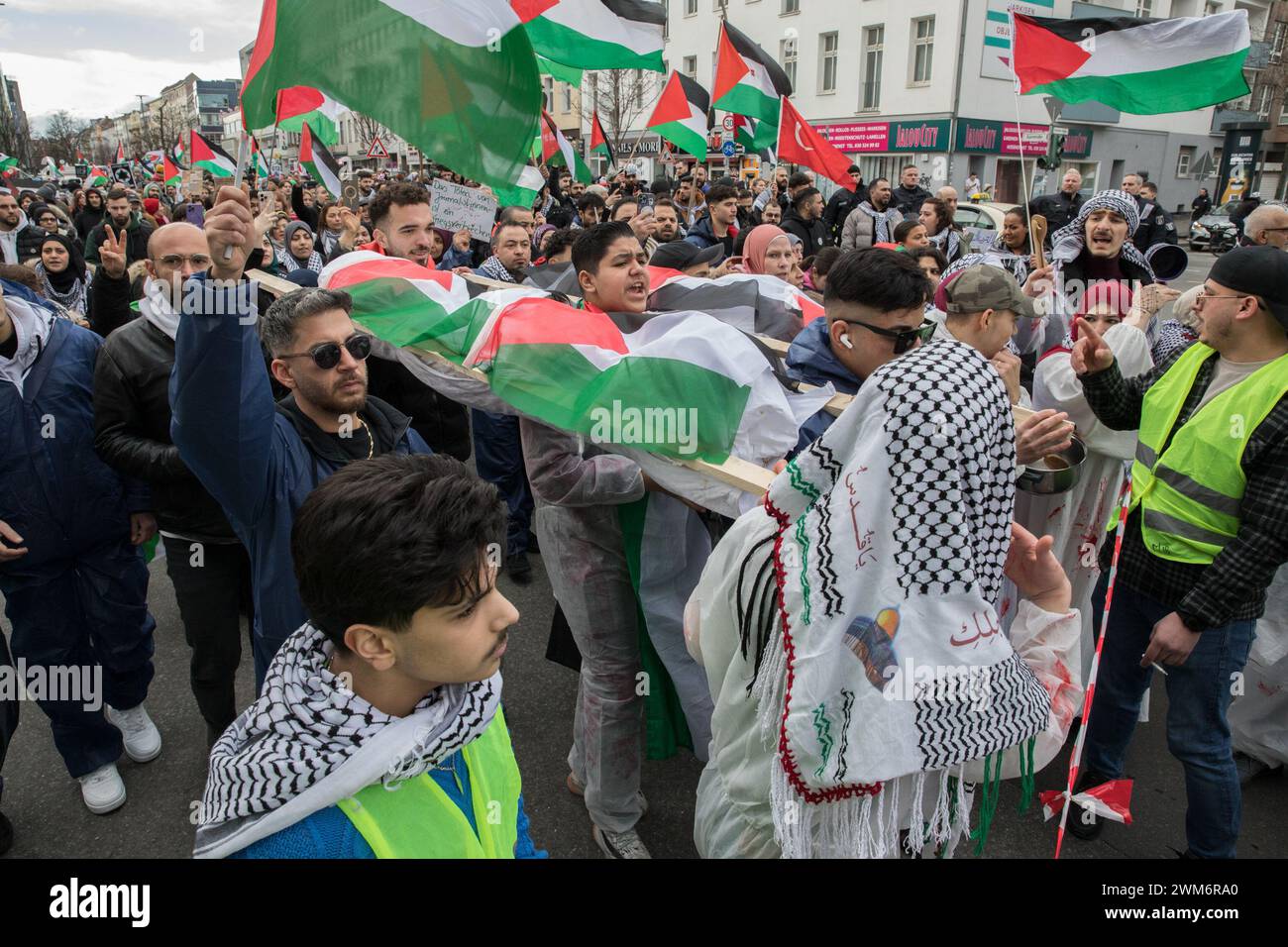 Am 24. Februar 2024 fand eine pro-palästinensische Demonstration entlang des Berlins Kurfürstendamm in Richtung Wittenbergplatz und Nollendorfplatz statt. Der Protest erlebte eine große Beteiligung: Die Teilnehmer forderten laut einen Waffenstillstand, setzten sich für palästinensische Rechte ein und verurteilten Aktionen, die sie als Völkermord bezeichneten. Inmitten eines Meeres palästinensischer Flaggen wurden Schilder mit Botschaften wie "Waffenruhe jetzt", "palästinensische Leben sind wichtig", "stoppt den Völkermord" und "Freiheit für Palästina" an prominenter Stelle angebracht. Chöre, die Israel als 'terroristischen Staat' deprimieren und rufe von 'Viva, viva Palestina' Punk erheben Stockfoto