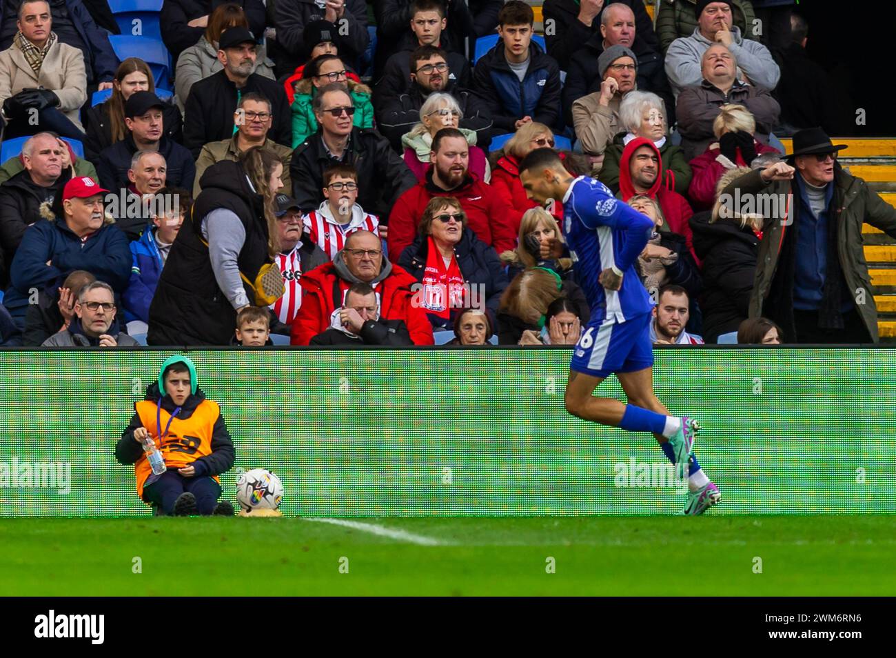 Cardiff, Großbritannien. Februar 2024. Karlan Grant von Cardiff City feiert, nachdem er sein Team am Samstag, den 24. Februar 2024, im Cardiff City Stadium in Cardiff, Wales das 2. Tor beim EFL Skybet-Meisterschaftsspiel, Cardiff City gegen Stoke City, erzielte. Dieses Bild darf nur für redaktionelle Zwecke verwendet werden. Nur redaktionelle Verwendung, Bild nach Credit: Andrew Orchard Sportfotografie/Alamy Live News Stockfoto