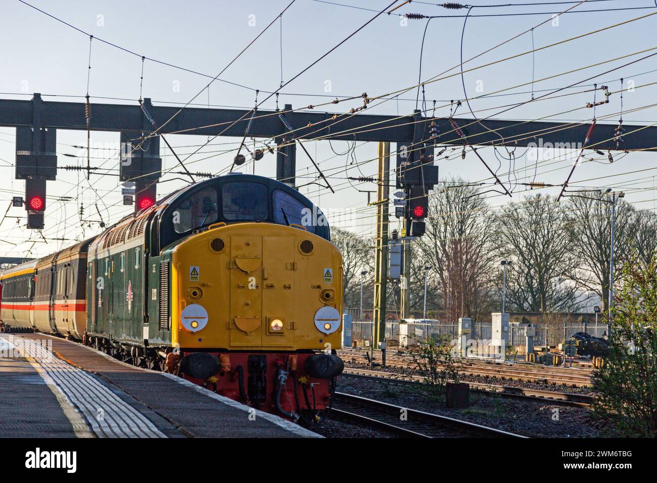 D213 (40013) führt durch Bahnsteig 3 am Bahnhof Preston und fährt mit der 1Z13 0812 Crewe nach Inverness. Stockfoto