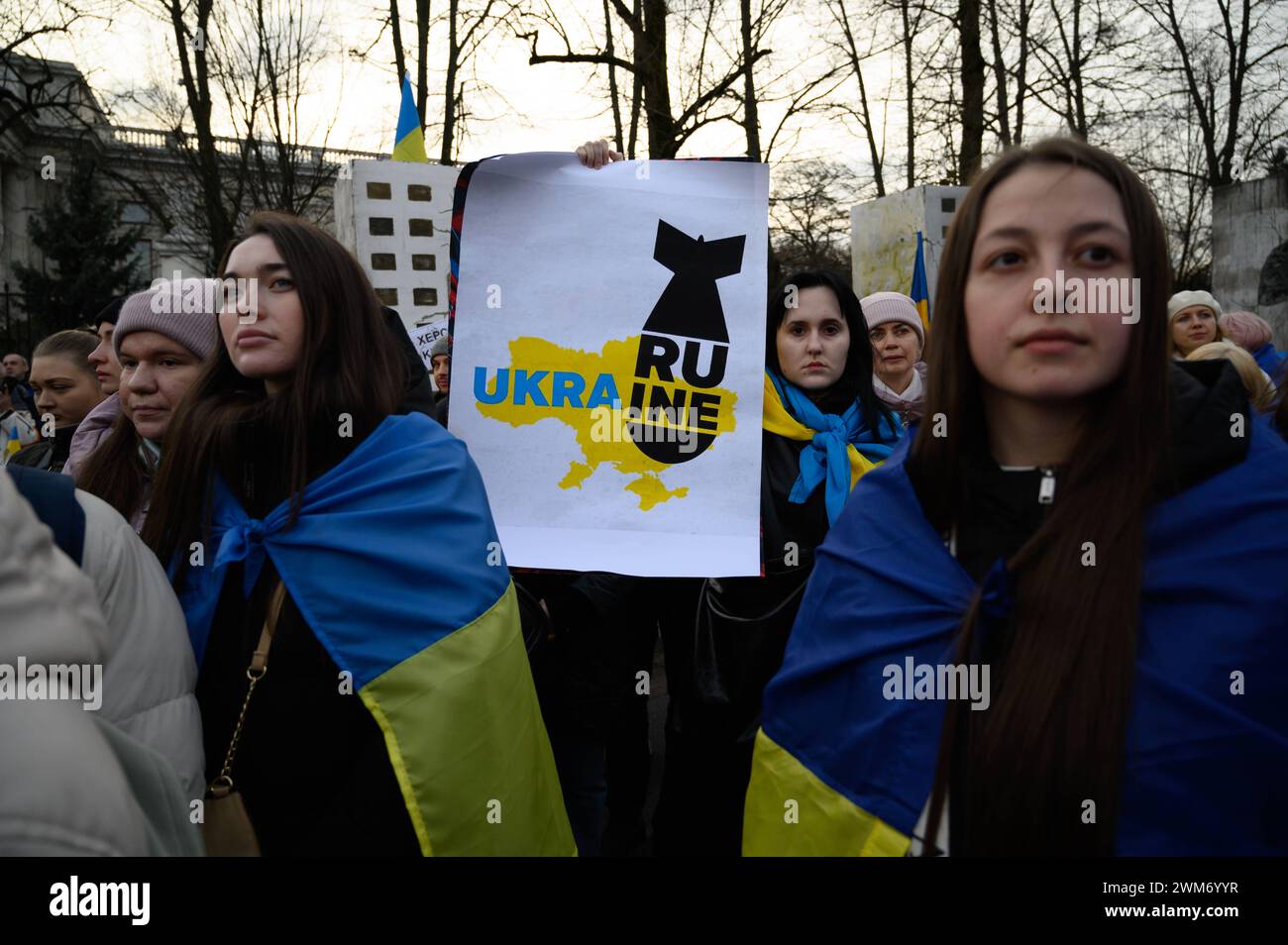 Ukrainer Protestieren Zum Zweiten Jahrestag Der Russischen Invasion. Die Menschen halten am 24. Februar 2024 vor der russischen Botschaft in Warschau, Polen, ein Plakat mit der Aufschrift Ukraine Ruine. Tausende versammelten sich vor der Botschaft der Russischen Föderation in Warschau und marschierten auf das polnische parlament, da heute zwei Jahre russische Aggression gegen die Ukraine markiert. Warschau Polen Copyright: XAleksanderxKalkax Stockfoto