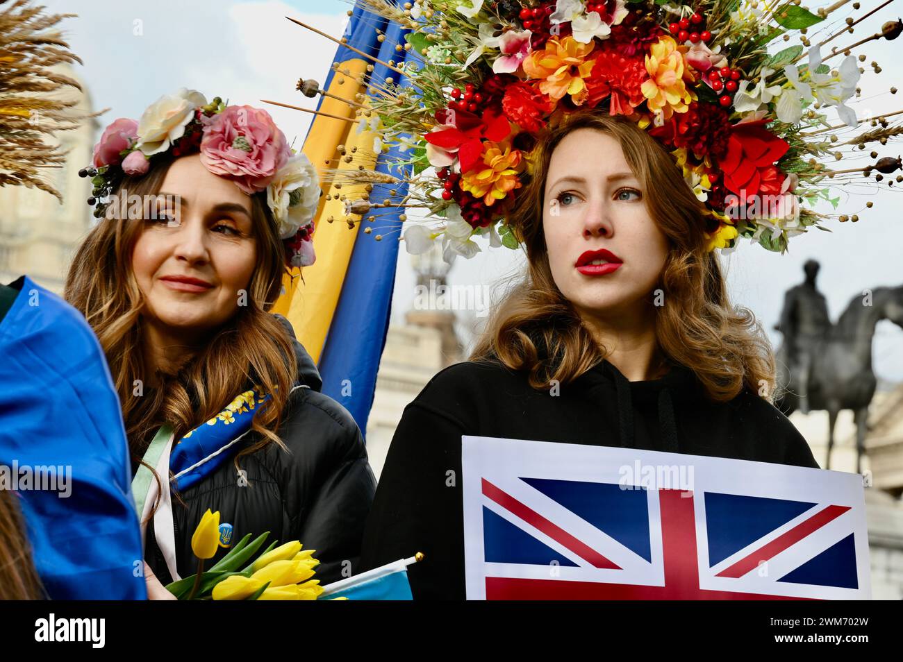 London, Großbritannien. Tausende von Demonstranten feierten den zweiten Jahrestag der russischen Invasion in der Ukraine, indem sie sich auf dem Trafalgar-Platz versammelten, um Kraft und Solidarität zu zeigen. Quelle: michael melia/Alamy Live News Stockfoto