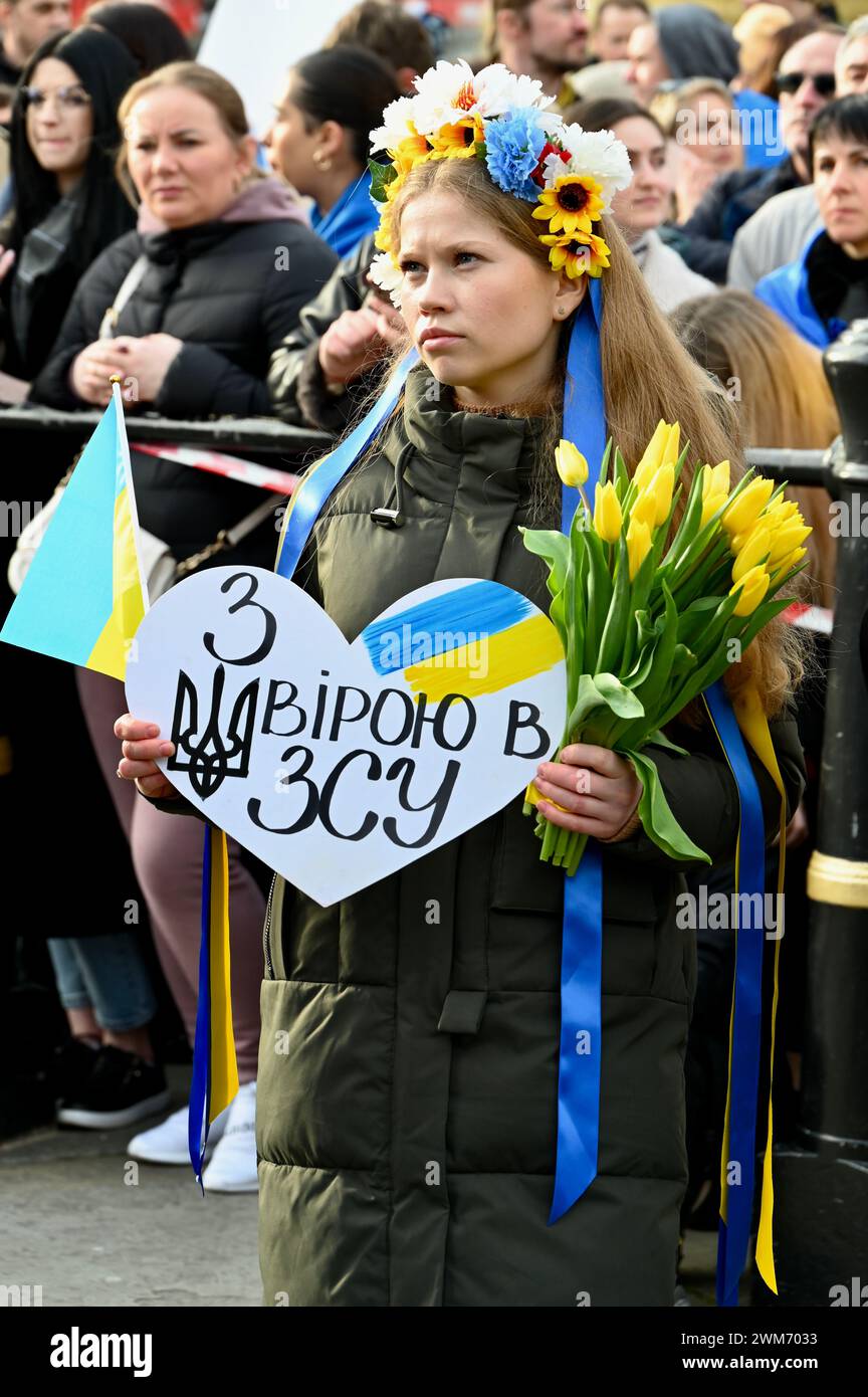 London, Großbritannien. Tausende von Demonstranten feierten den zweiten Jahrestag der russischen Invasion in der Ukraine, indem sie sich auf dem Trafalgar-Platz versammelten, um Kraft und Solidarität zu zeigen. Quelle: michael melia/Alamy Live News Stockfoto
