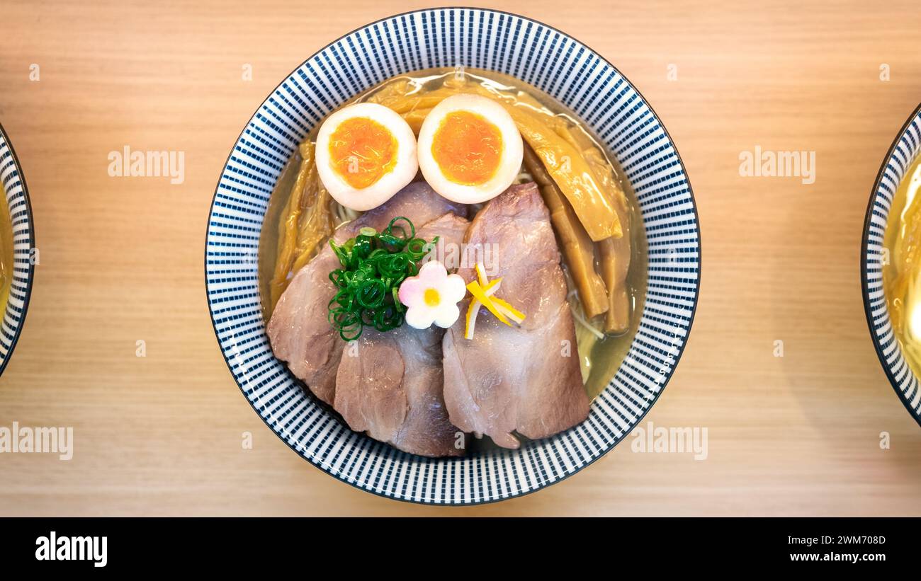 Künstliche Duplikate köstlicher Nudeln und herzhafter Brühe. Das Restaurant zeigt stolz Plastiküberwürfe traditioneller asiatischer Gerichte Stockfoto