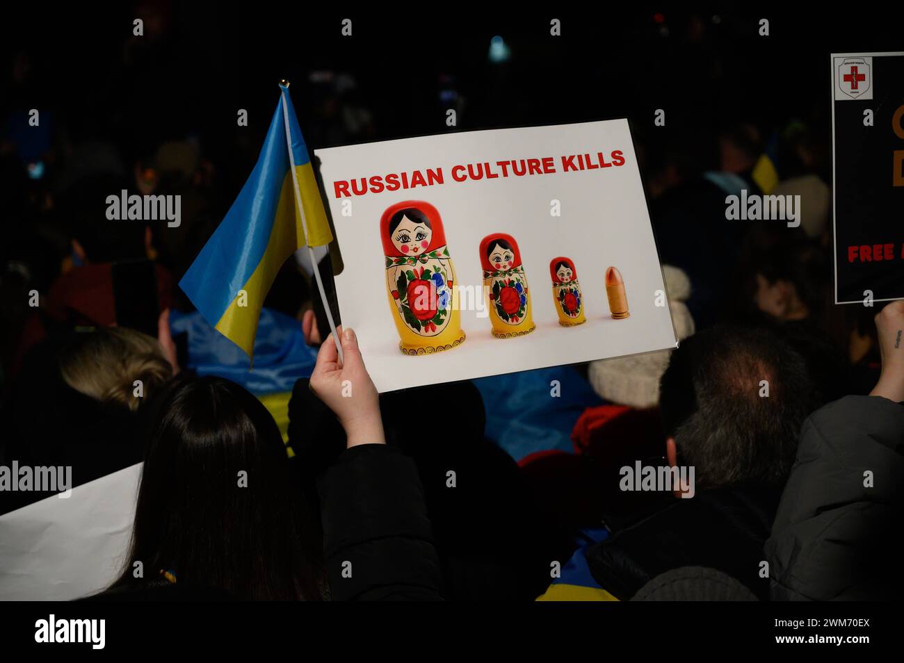 Ukrainer Protestieren Zum Zweiten Jahrestag Der Russischen Invasion. Ein Demonstrant hält am 24. Februar 2024 vor dem parlament in Warschau, Polen, ein Schild mit der Aufschrift "Russian Culture Mords". Tausende versammelten sich vor der Botschaft der Russischen Föderation in Warschau und marschierten auf das polnische parlament, da heute zwei Jahre russische Aggression gegen die Ukraine markiert. Warschau Polen Copyright: XAleksanderxKalkax Stockfoto