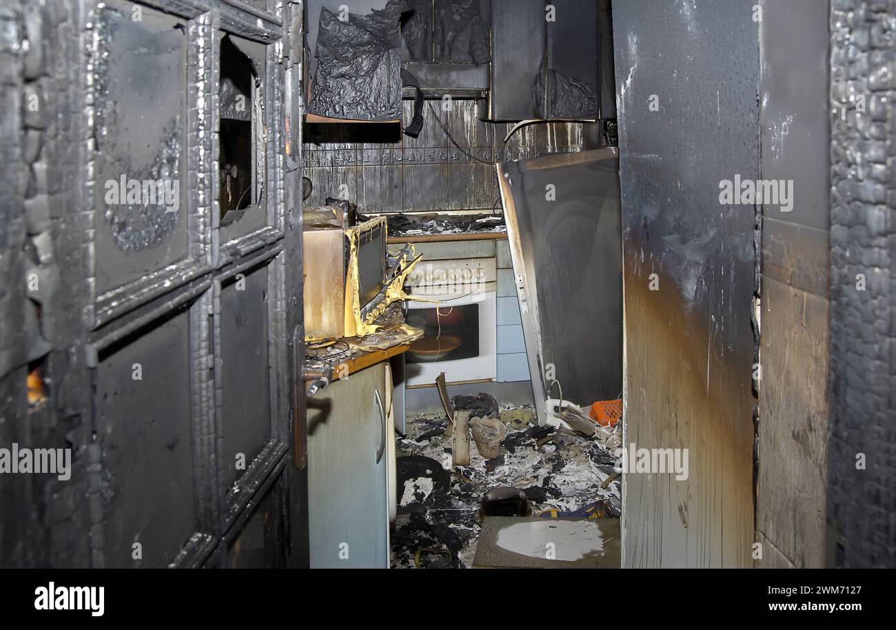 Küche mit einem alten Ofen brannte nach einem Feuer in einem Haus aus. Stockfoto