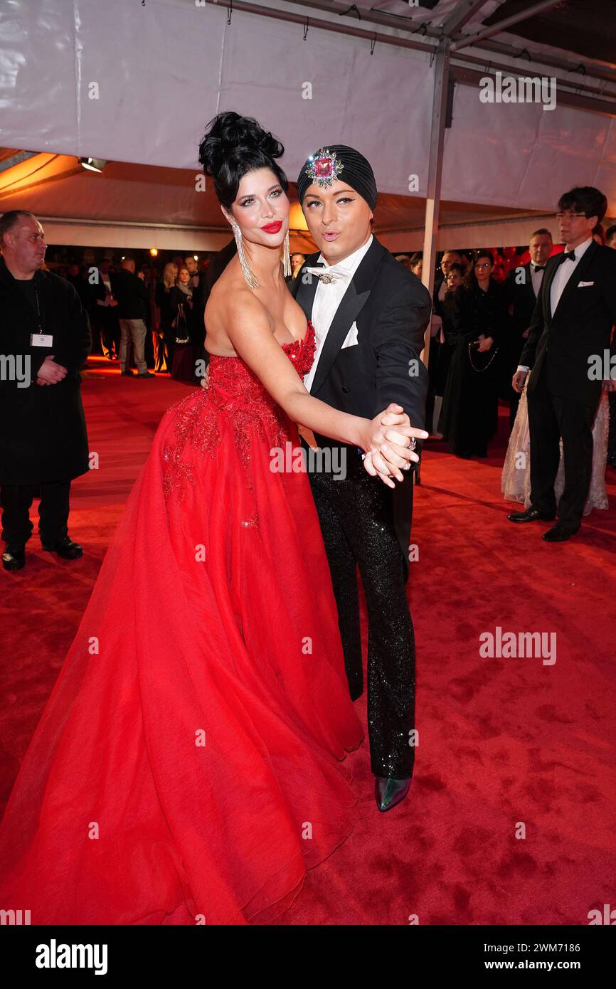 Micaela Schaefer und Julian F. M. Stoeckel beim Semper Opernball am 23.02.2024 in Dresden Stockfoto